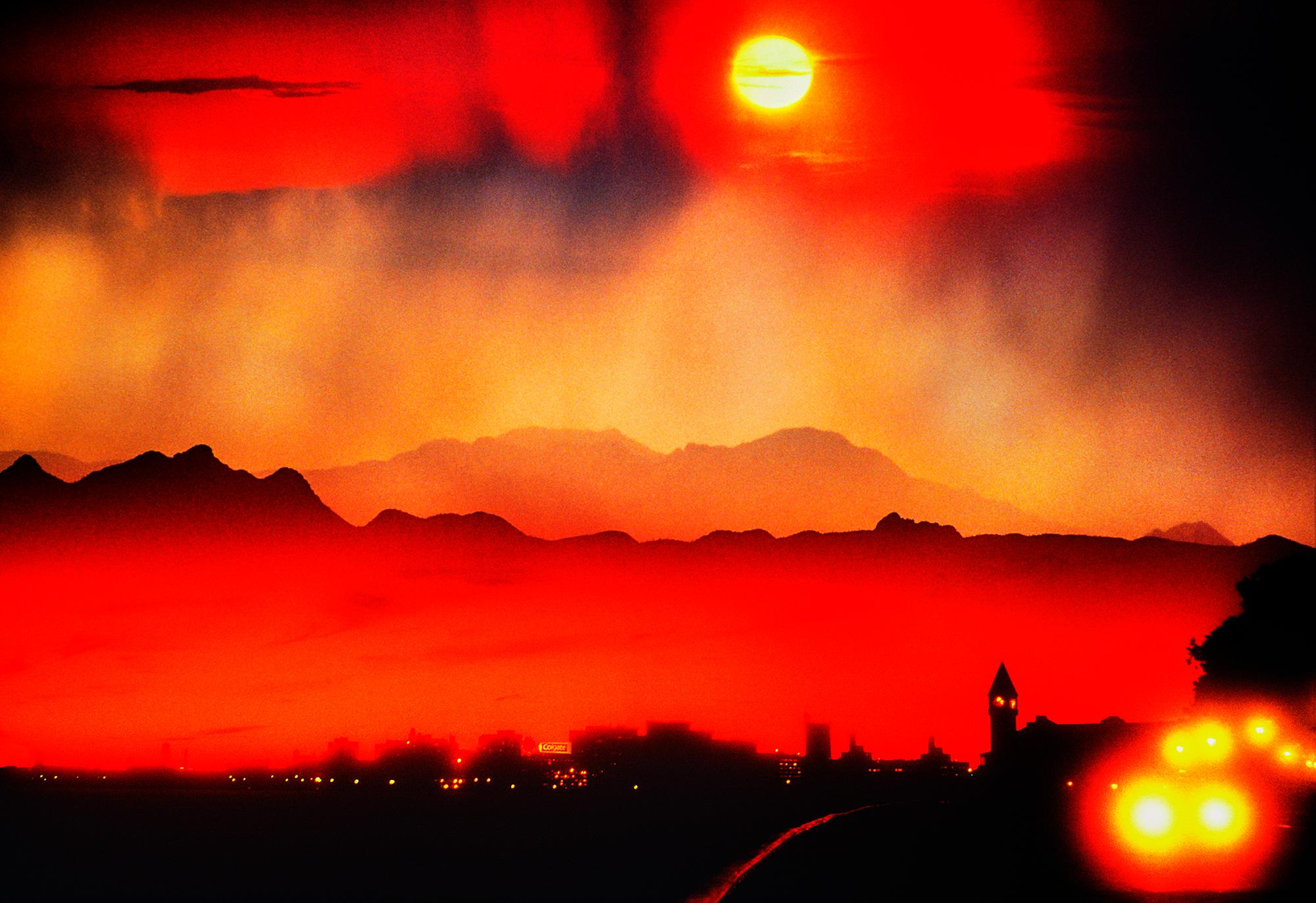 Mitchell Funk Abstract Photograph – Dreamy Romantisches Sonnenuntergang über Ottawa, Kanada, Rot und Orange
