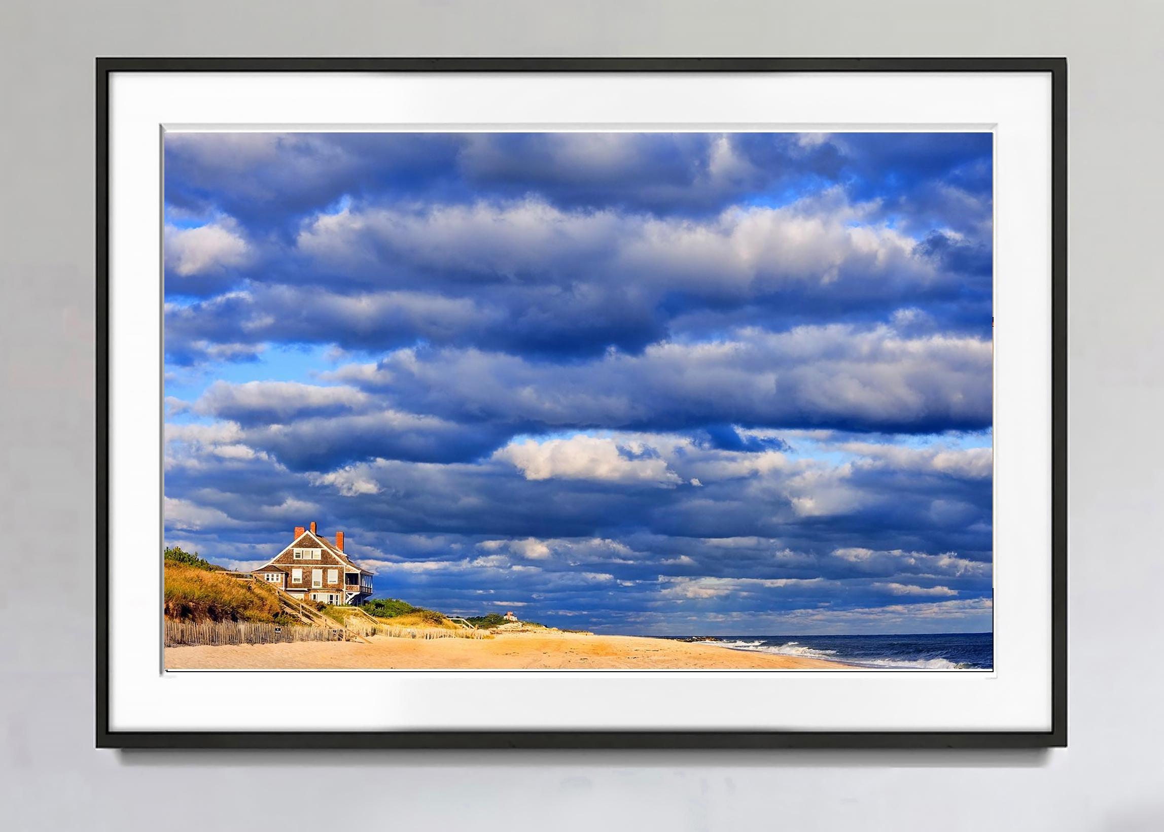 East Hampton Beach mit dramatischen Wolken,  Farbfotografie,  Clyfford Still – Photograph von Mitchell Funk