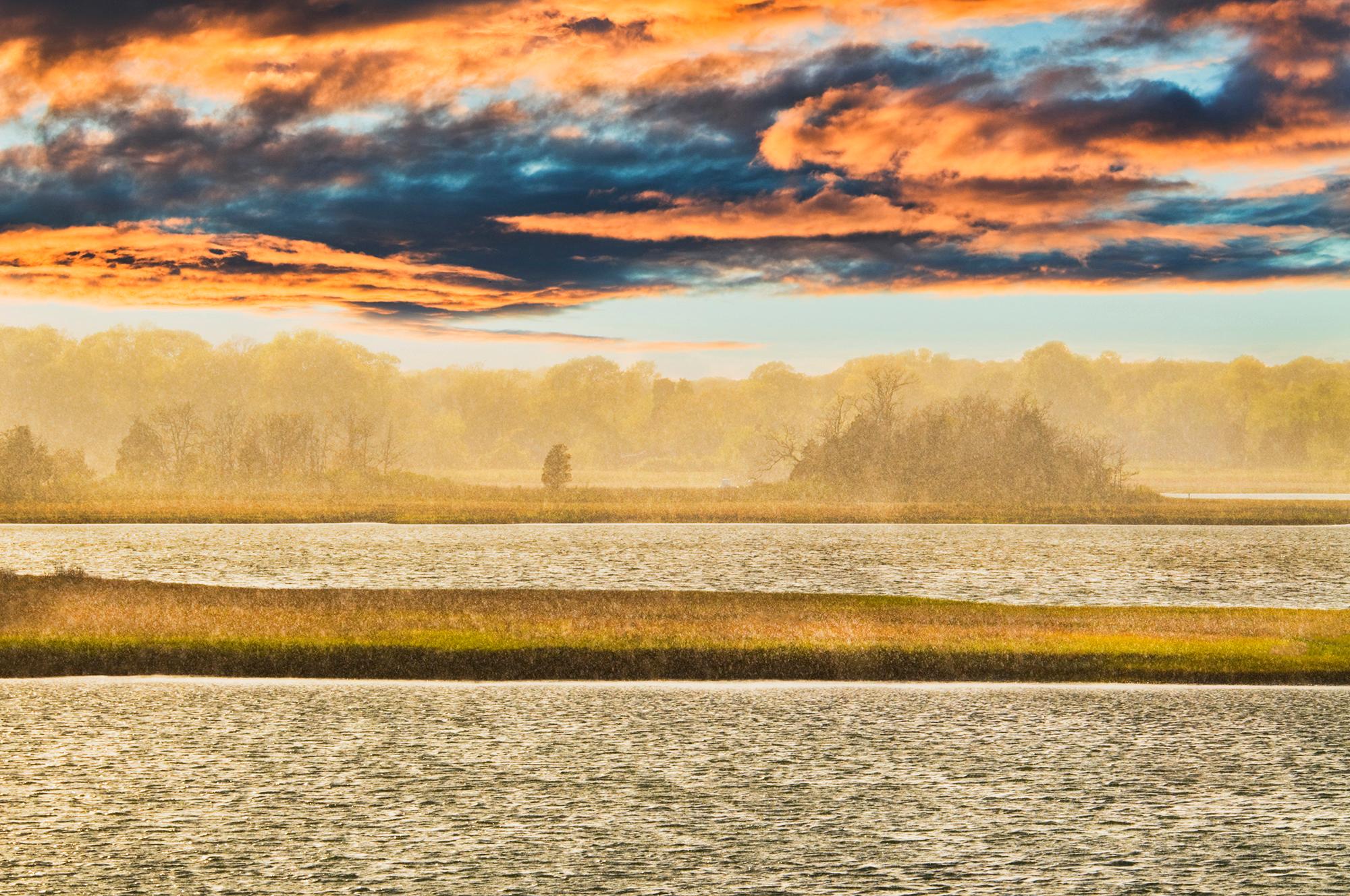 Mitchell Funk Landscape Photograph – East Hampton Louse Point at Sunset mit warmen Farben,  Landschaftsfotografie