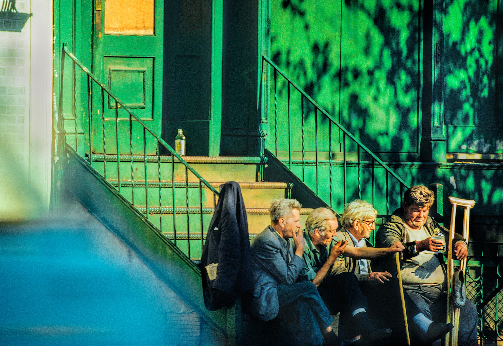 Color Photograph Mitchell Funk - Bums, Tramps fument et boivent au mur bleu vert de l'East Village