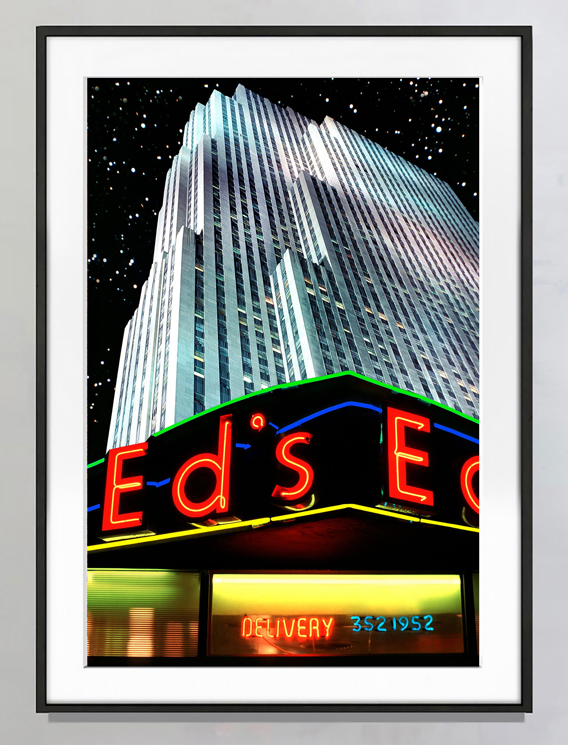 Ed's au Rockefeller Center,  Sci-Fi  Surréaliste - Photograph de Mitchell Funk