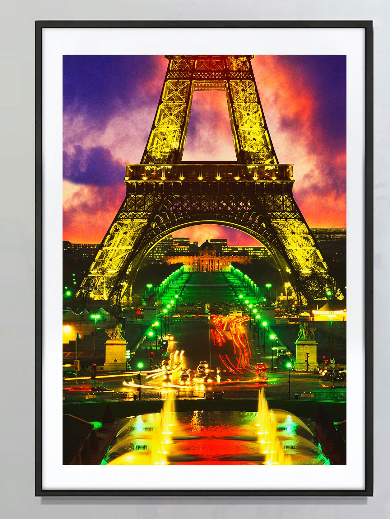 Eiffelturm am Schreibtisch mit dramatischem Himmel, Paris, Frankreich – Photograph von Mitchell Funk