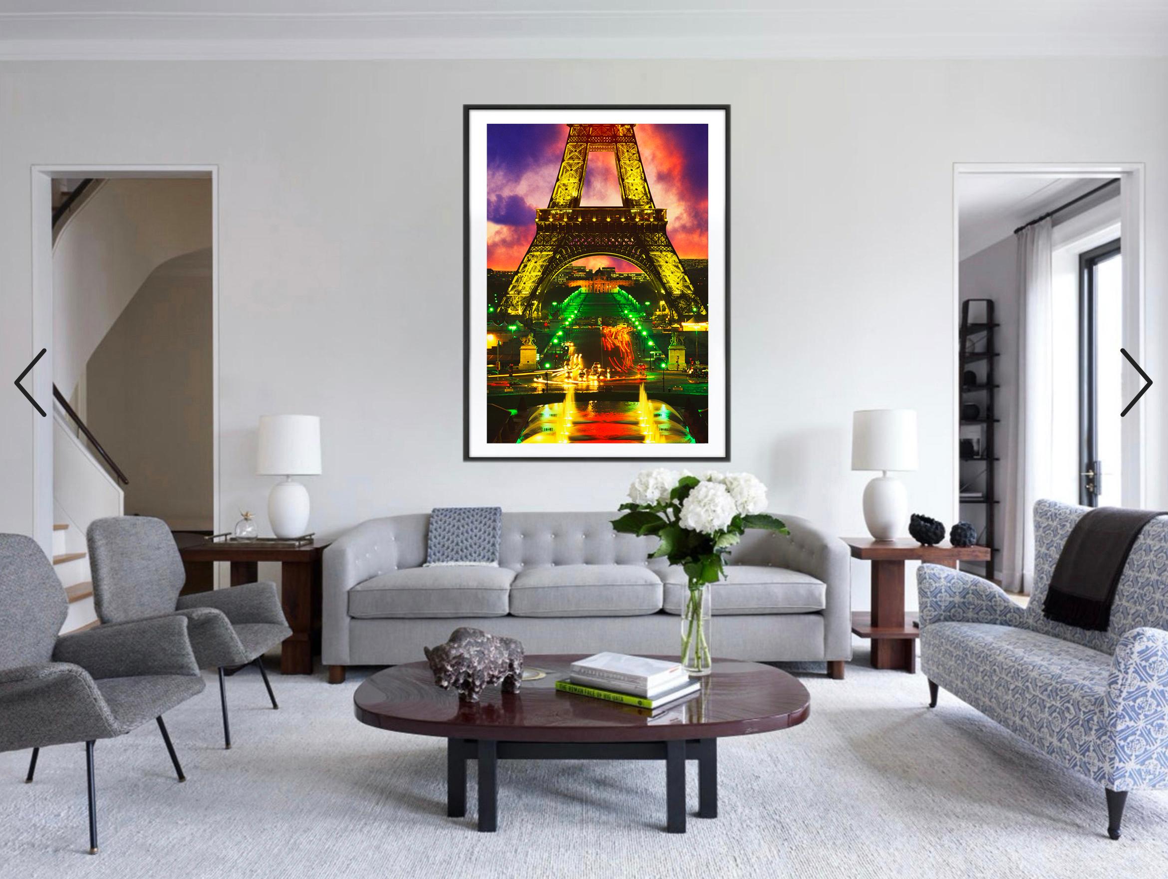 Eiffelturm am Schreibtisch mit dramatischem Himmel, Paris, Frankreich (Postmoderne), Photograph, von Mitchell Funk