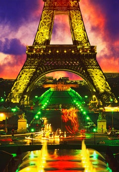 Eiffelturm am Schreibtisch mit dramatischem Himmel, Paris, Frankreich