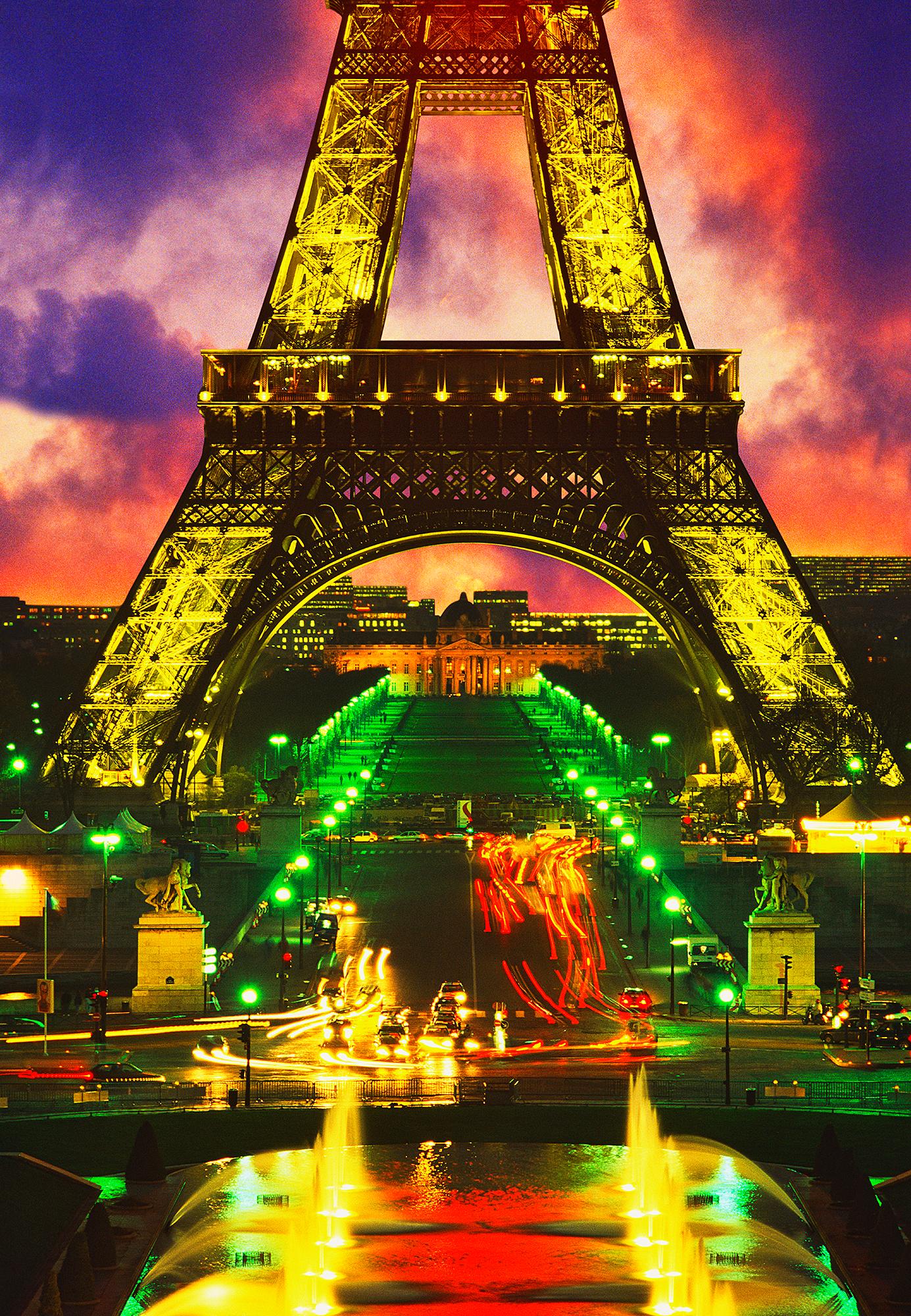 Mitchell Funk Landscape Photograph – Eiffelturm am Schreibtisch mit dramatischem Himmel, Paris, Frankreich