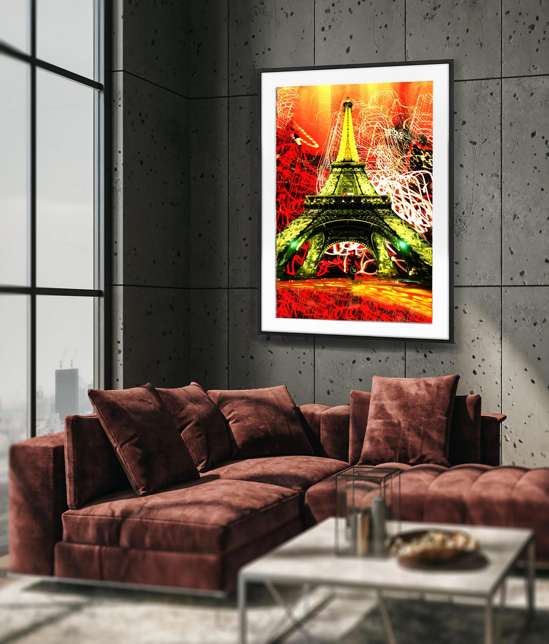 Torre Eiffel in Jackson Pollock Illuminazione a goccia  - Parigi Francia - Photograph di Mitchell Funk