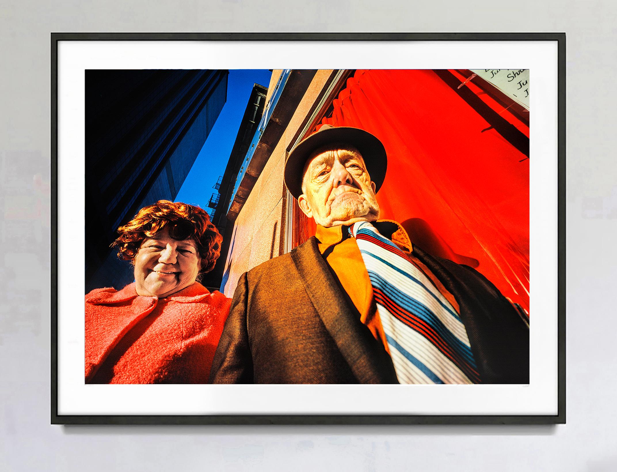Frühes Ehepaar und Ehefrau, Gruppenporträt vor einer roten Wand in Manhattan – Photograph von Mitchell Funk