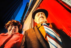 Portrait d'un couple d'anciens mariés au bord d'un mur rouge de Manhattan