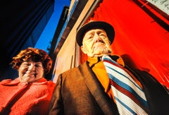 Portrait d'un couple d'anciens mariés et de leur femme contre un mur rouge de Manhattan