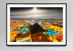 Elevated View Of Las Vegas At Night mit mondbeschienenem Himmel
