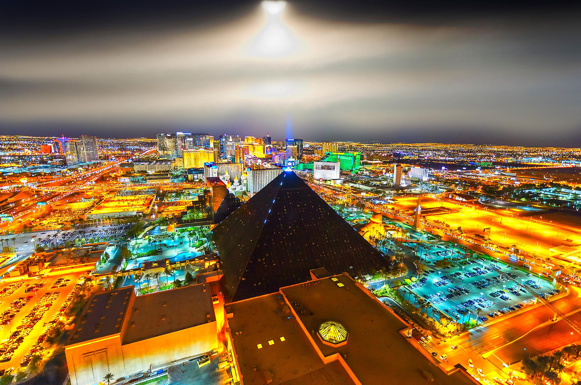 Elevated View Of Las Vegas At Night mit mondbeschienenem Himmel