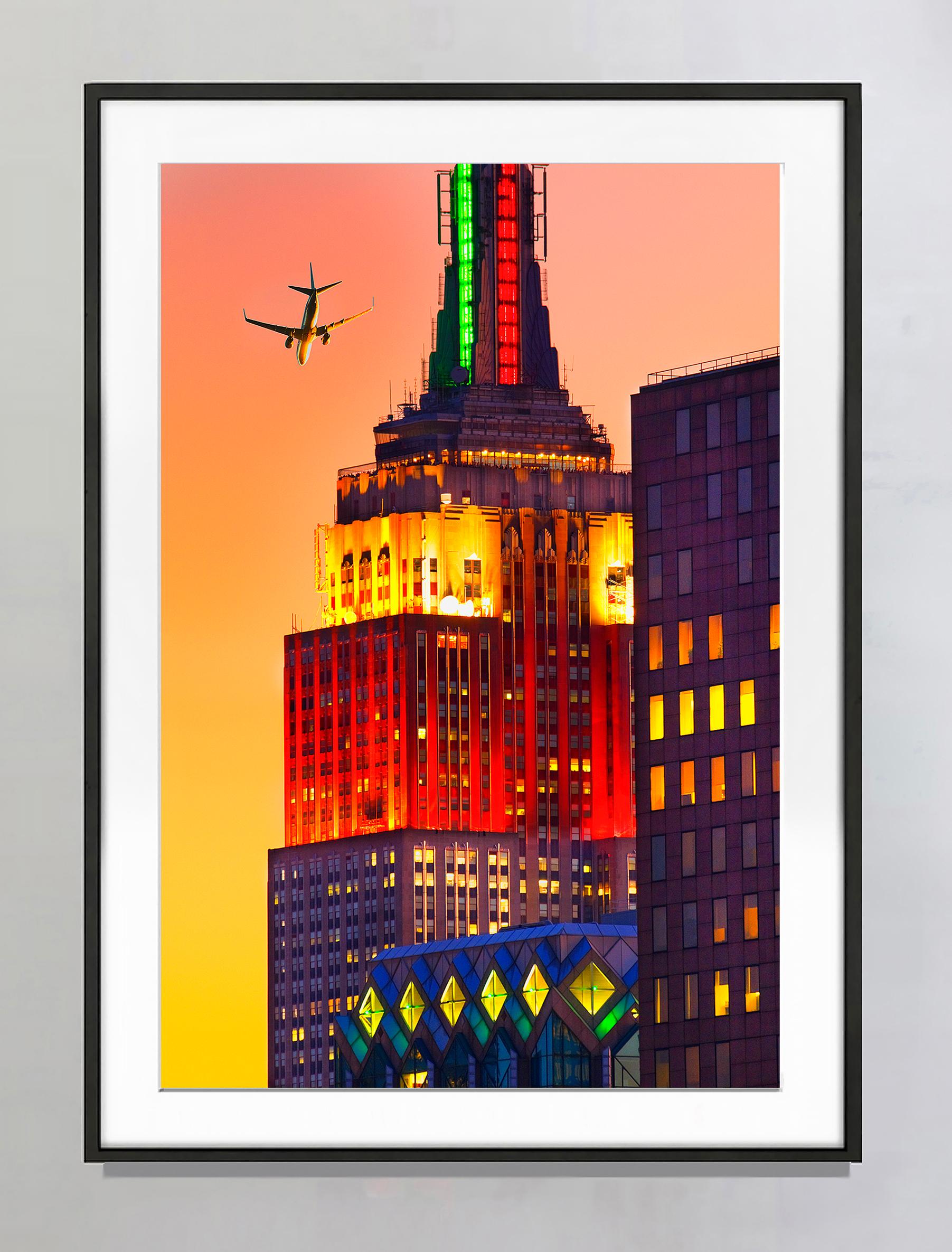 Empire State Building  Spire à  Coucher de soleil idyllique Orange - Photograph de Mitchell Funk