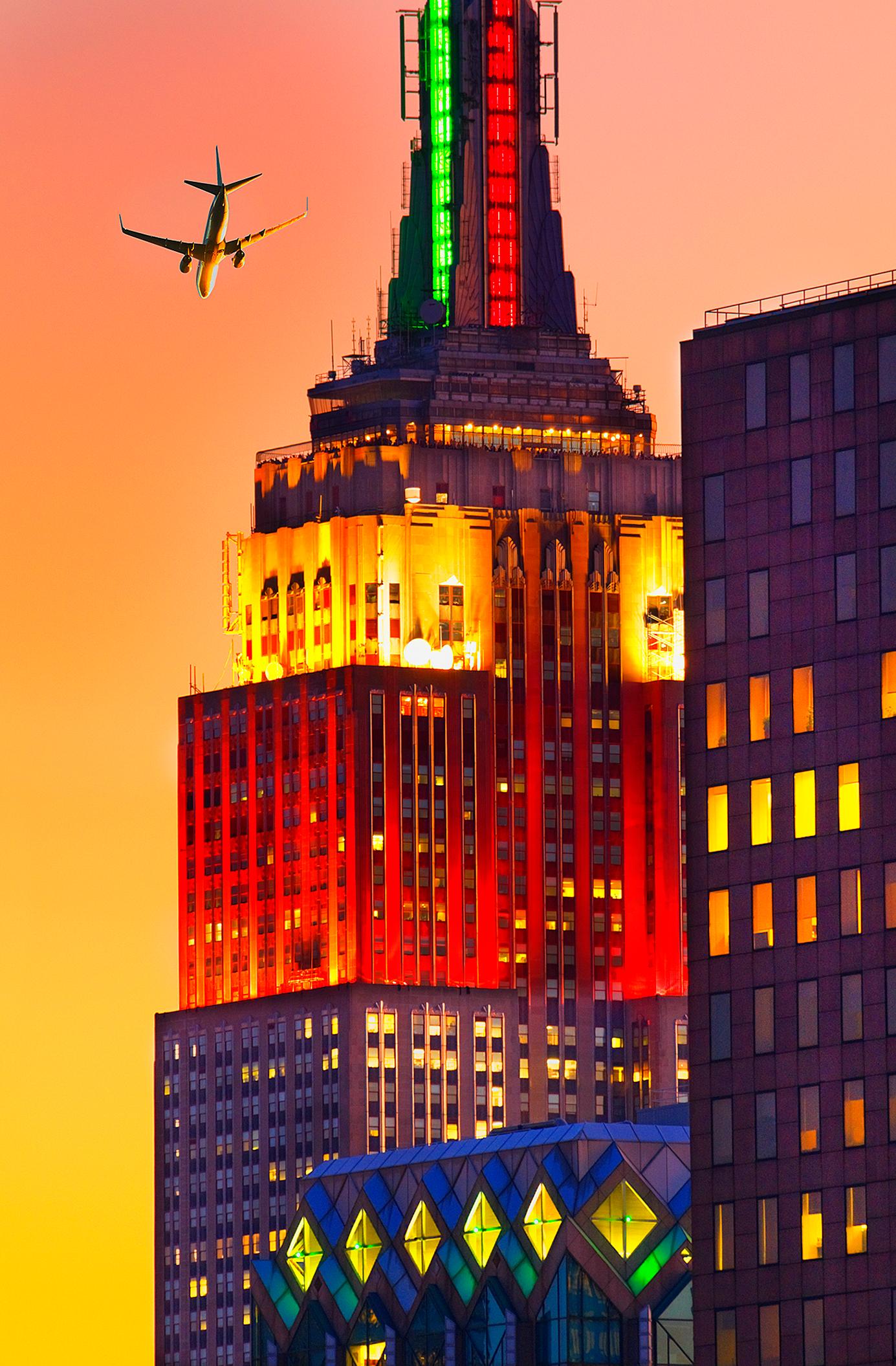 Color Photograph Mitchell Funk - Empire State Building  Spire à  Coucher de soleil idyllique Orange
