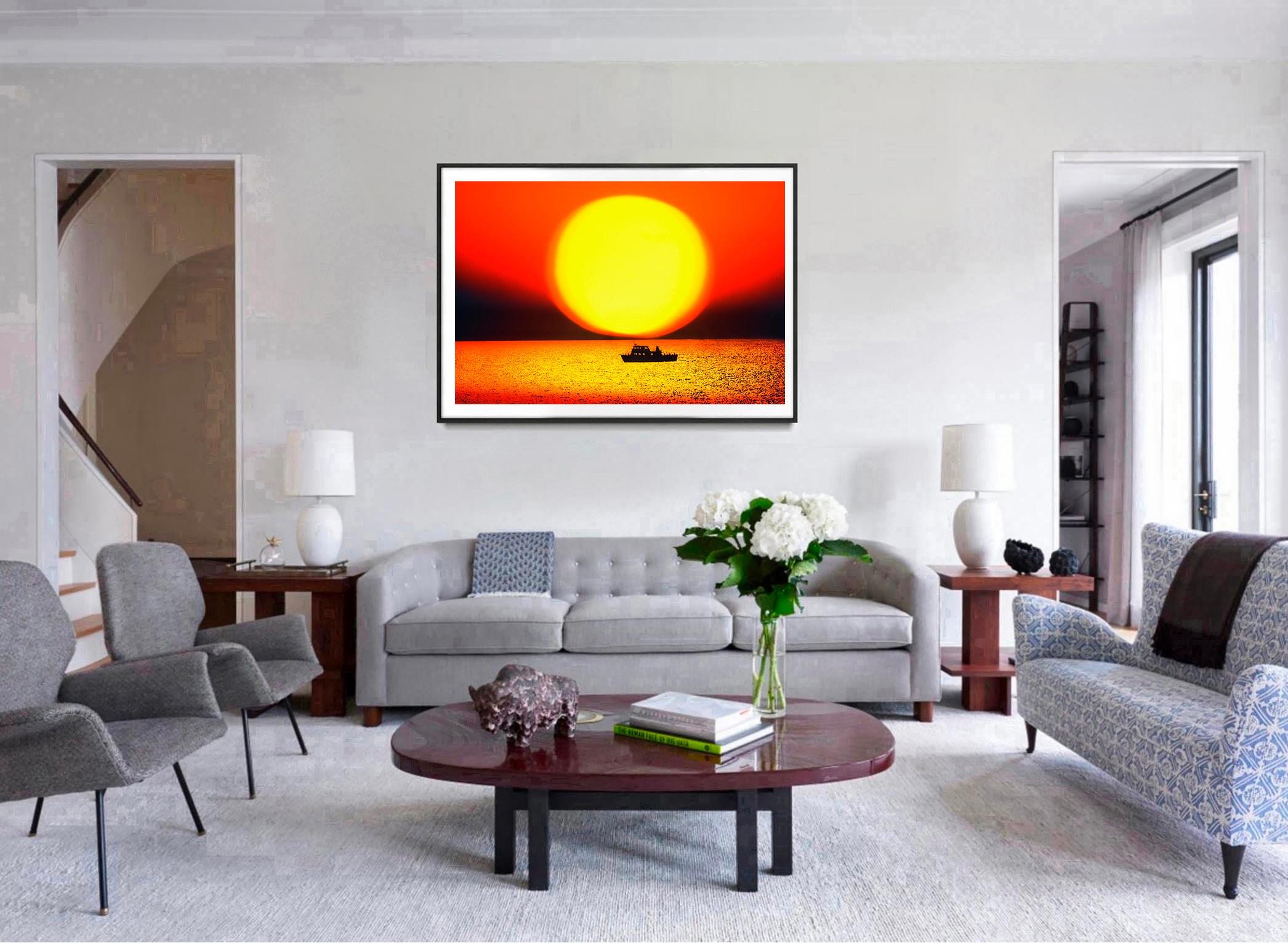 Epic Orange Sonnenuntergang über spirituelle Meer mit einsamen Boot – Photograph von Mitchell Funk