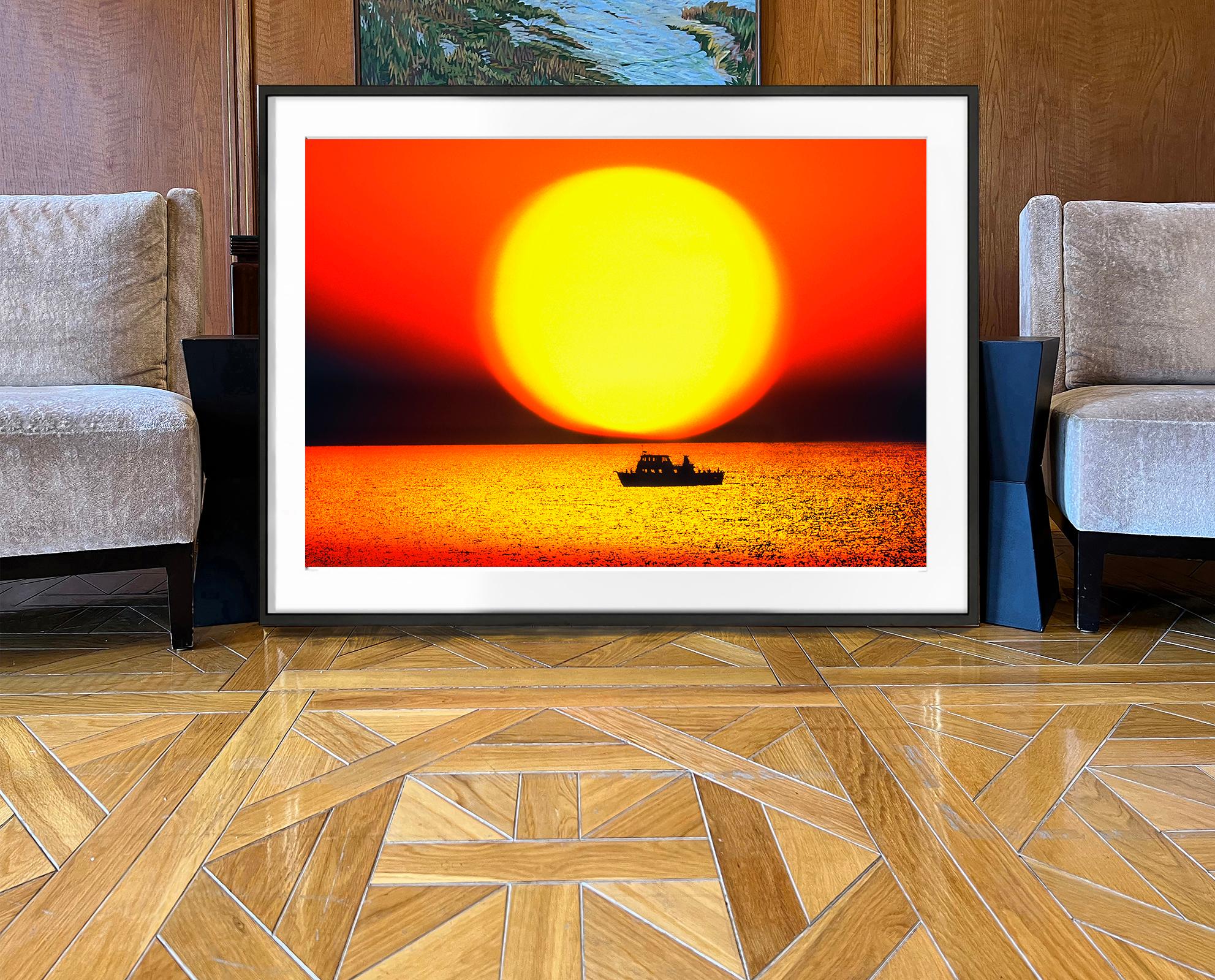 Epic Orange Sonnenuntergang über spirituelle Meer mit einsamen Boot (Zeitgenössisch), Photograph, von Mitchell Funk