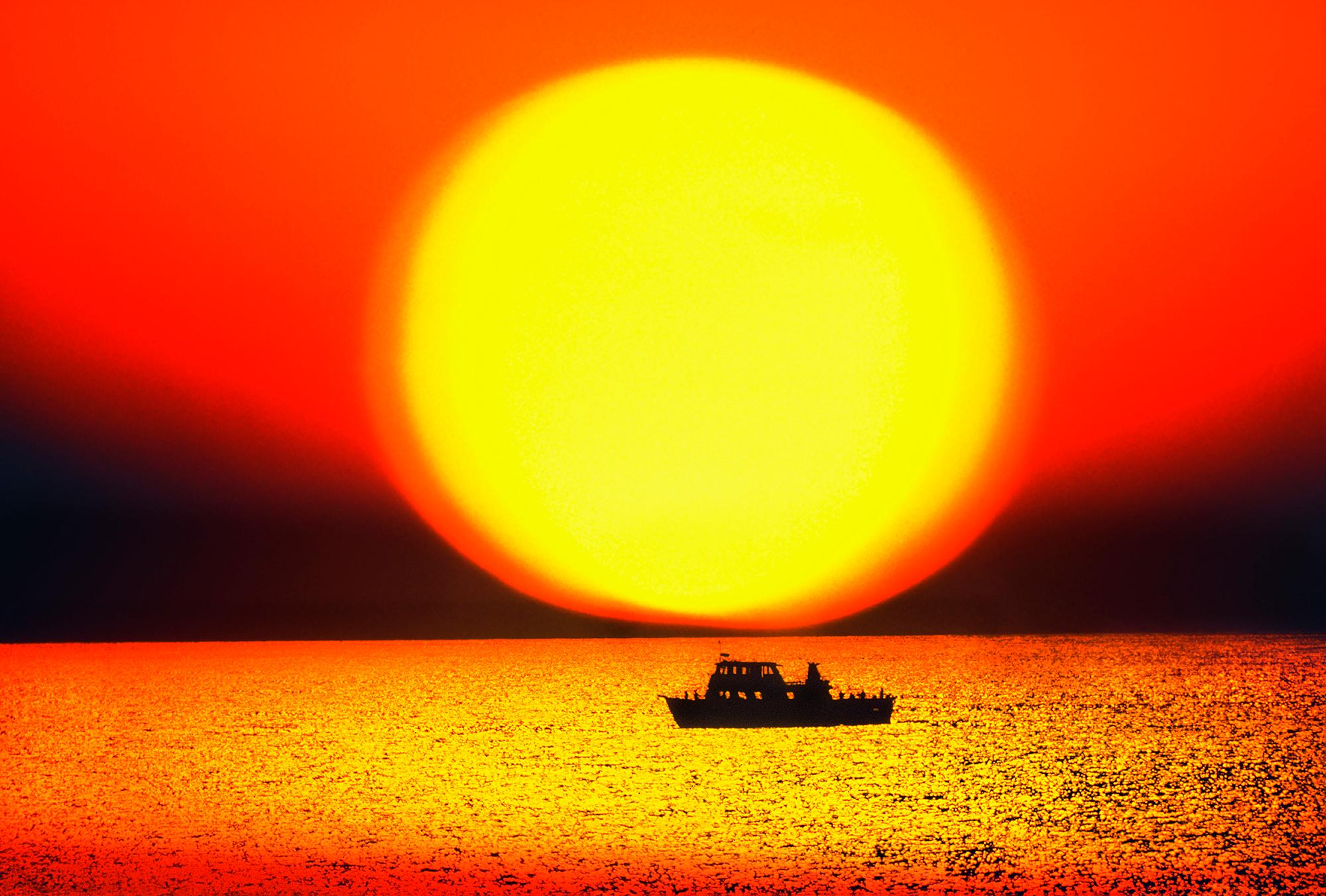 Epic Orange Sonnenuntergang über spirituelle Meer mit einsamen Boot (Rot), Landscape Photograph, von Mitchell Funk
