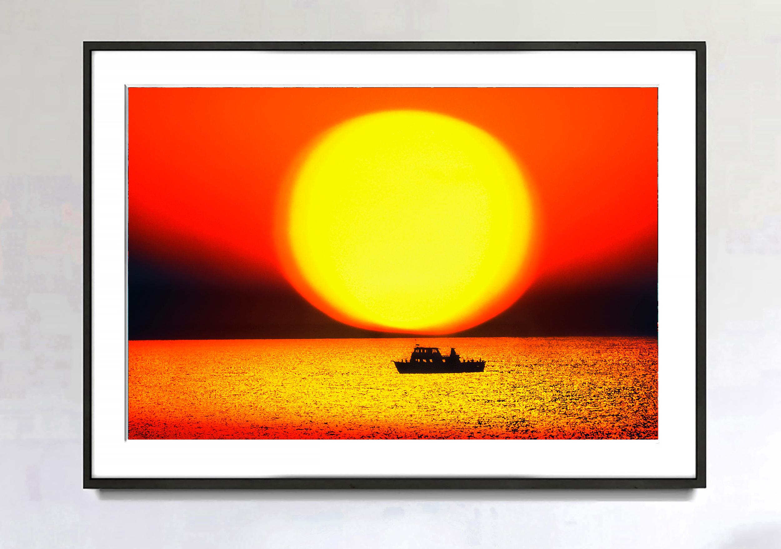 Epic Orange Sonnenuntergang über spirituelle Meer mit einsamen Boot im Angebot 2