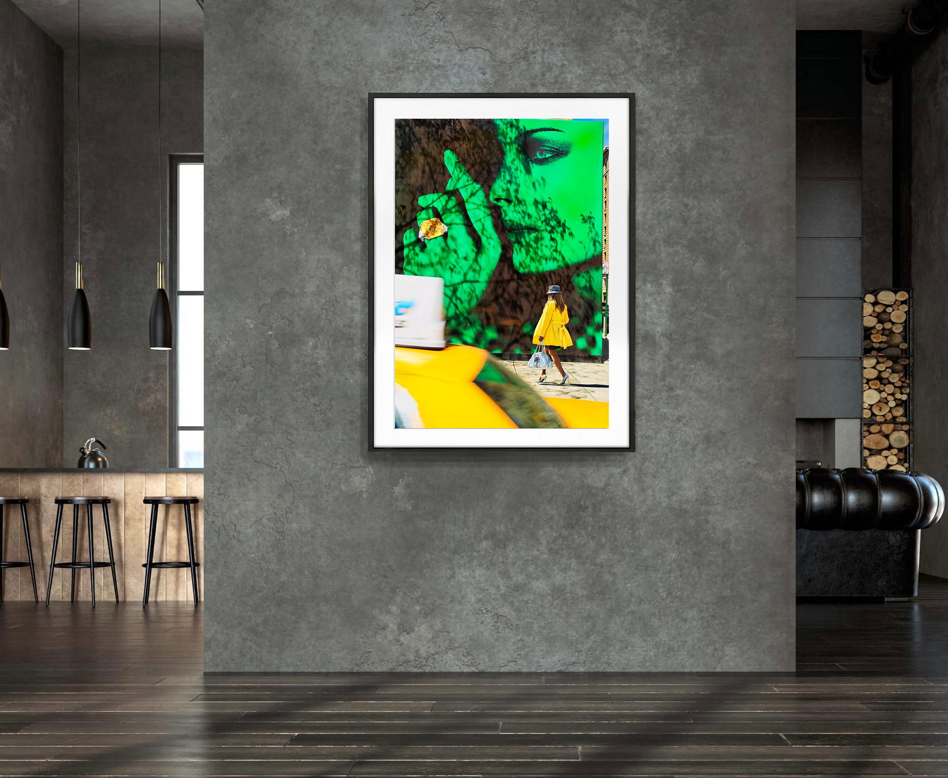Modelo De Moda En Verde,  Fotografía callejera de pared abstracta  Abrigo Amarillo Mujer - Photograph Contemporáneo de Mitchell Funk