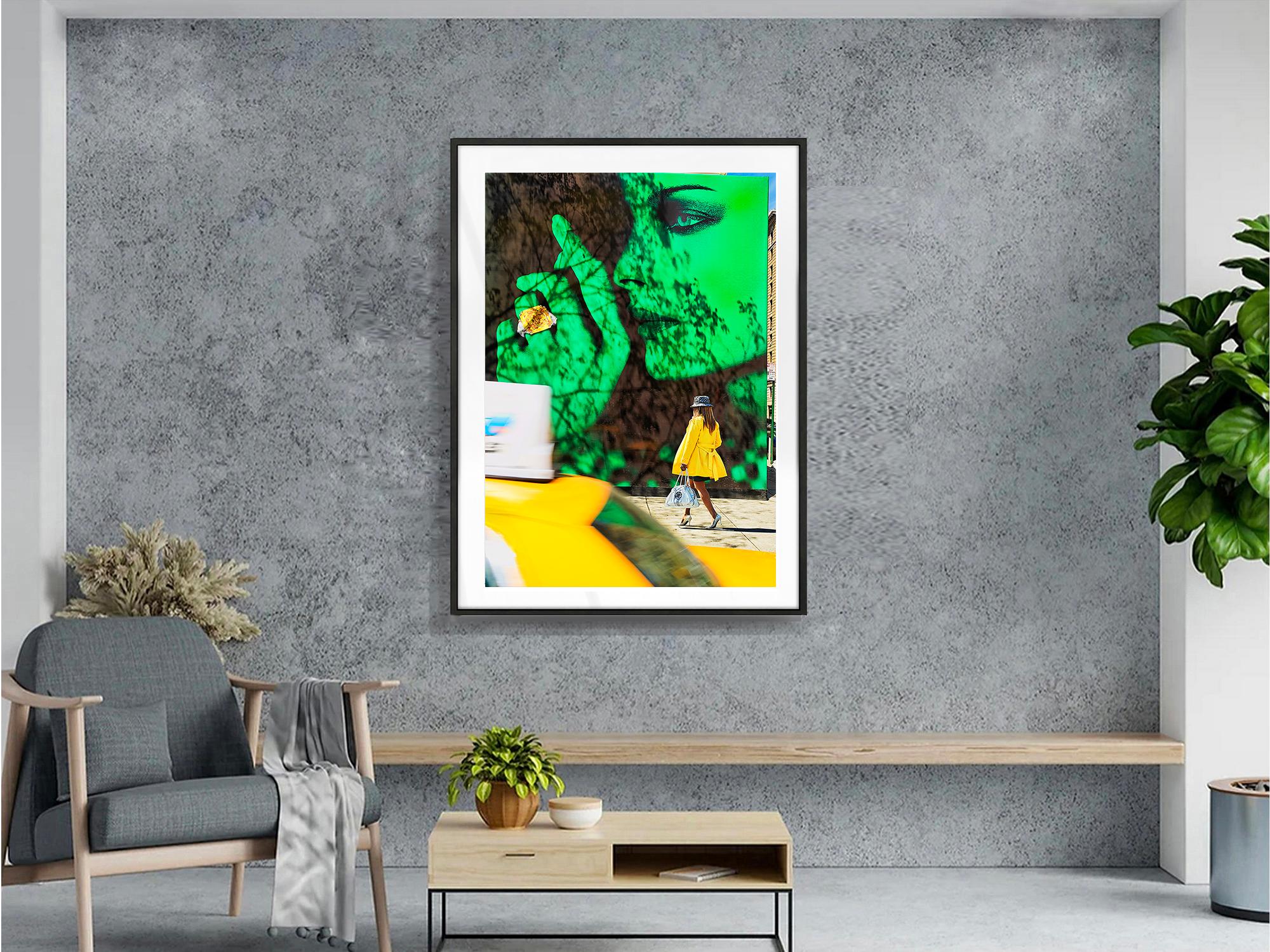 Modelo De Moda En Verde,  Fotografía callejera de pared abstracta  Abrigo Amarillo Mujer - Portrait Photograph Negro de Mitchell Funk