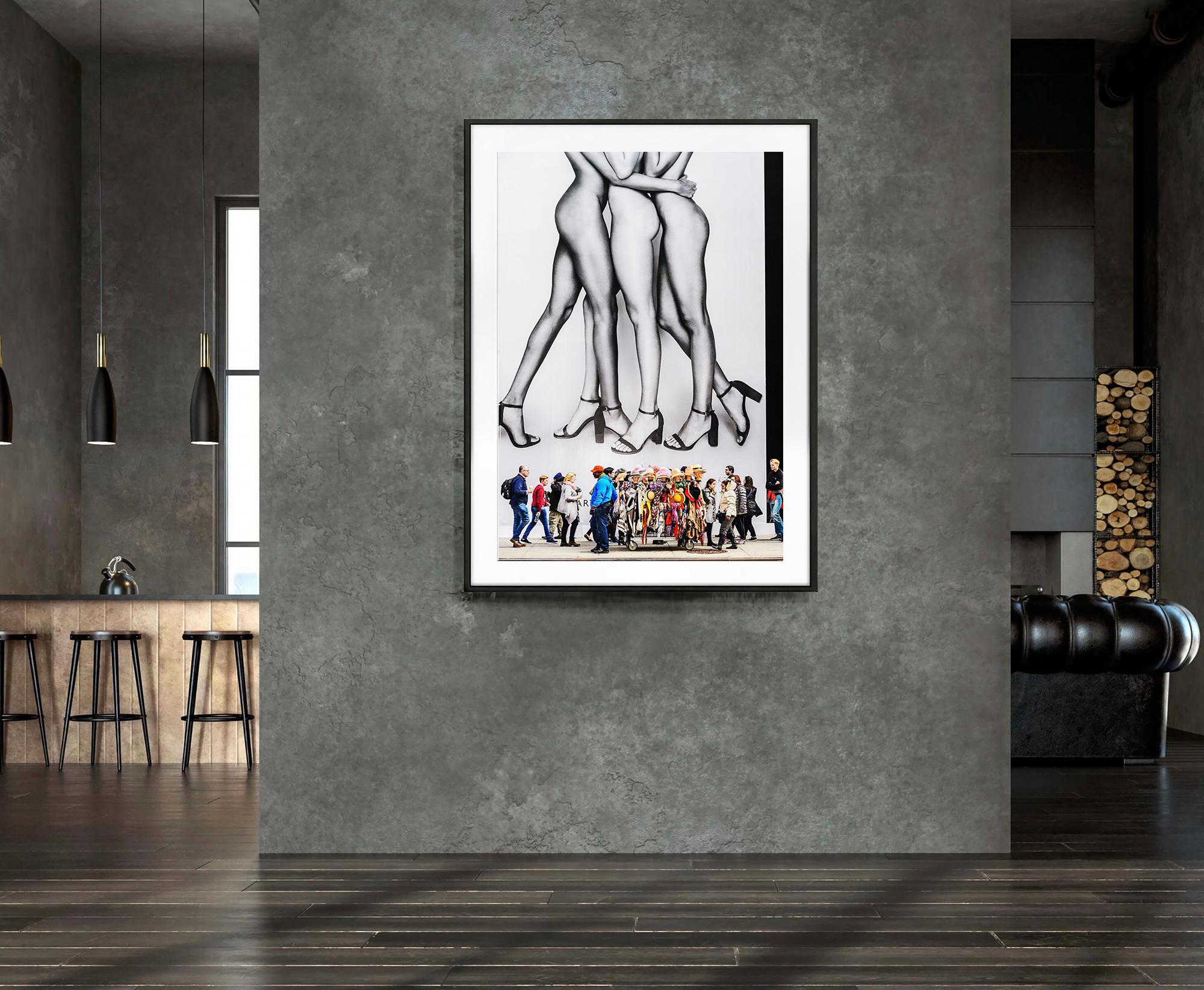 Modemodelle mit nackten Beinen, Fifth Avenue Billboard mit Fußgängern – Photograph von Mitchell Funk