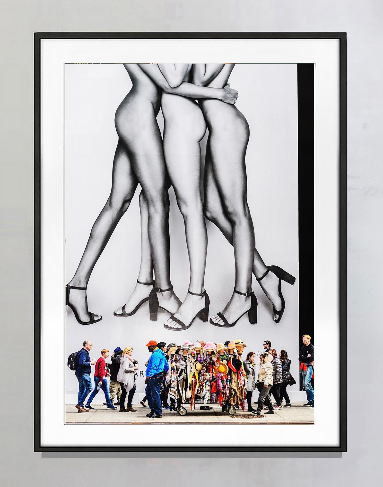 Modemodelle mit nackten Beinen, Fifth Avenue Billboard mit Fußgängern (Zeitgenössisch), Photograph, von Mitchell Funk