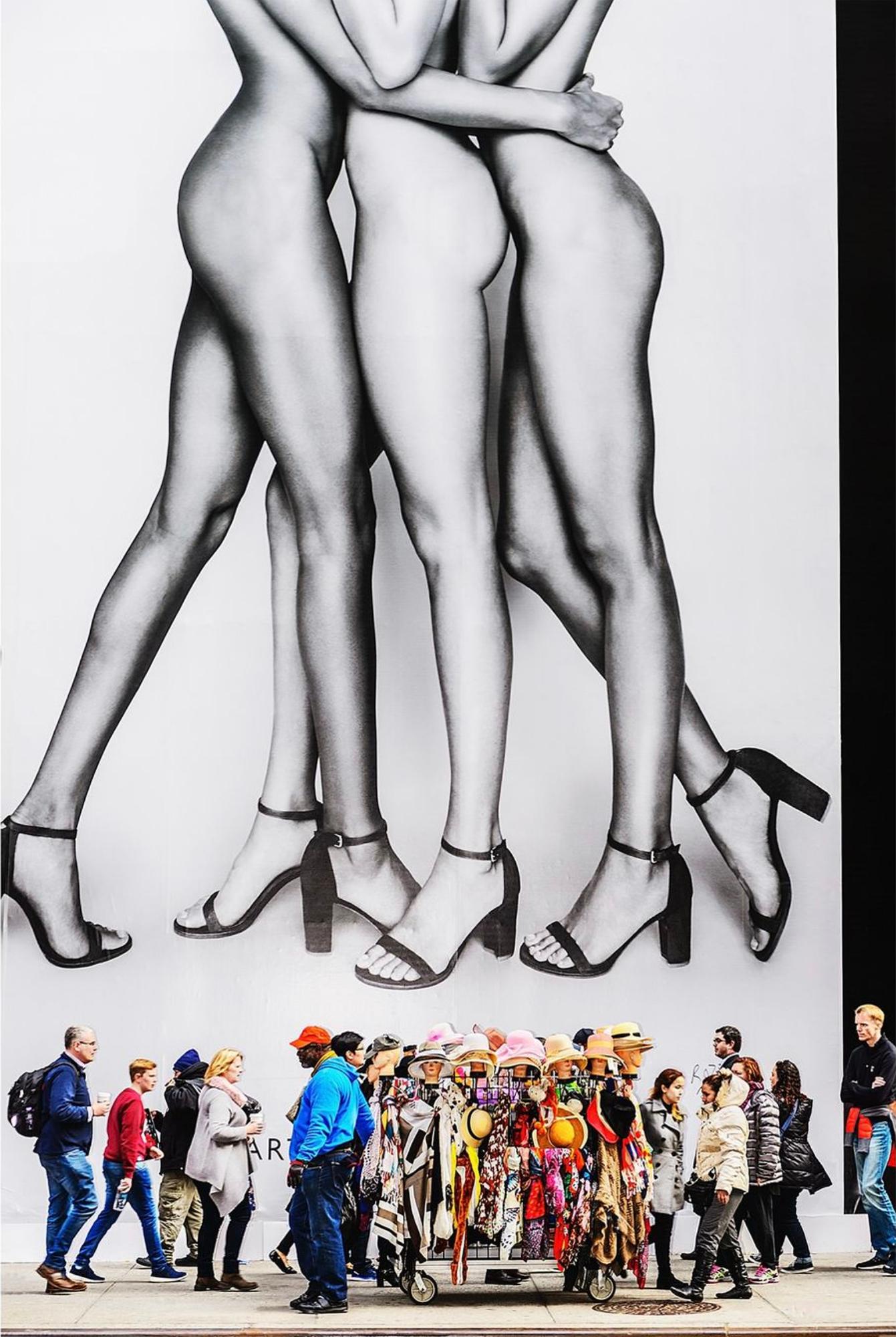 Modelos de Moda Piernas Desnudas Cartelera de la Quinta Avenida con Peatones