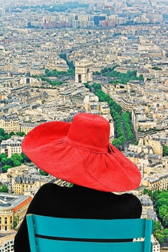 Chapeau rouge à la mode à Paris