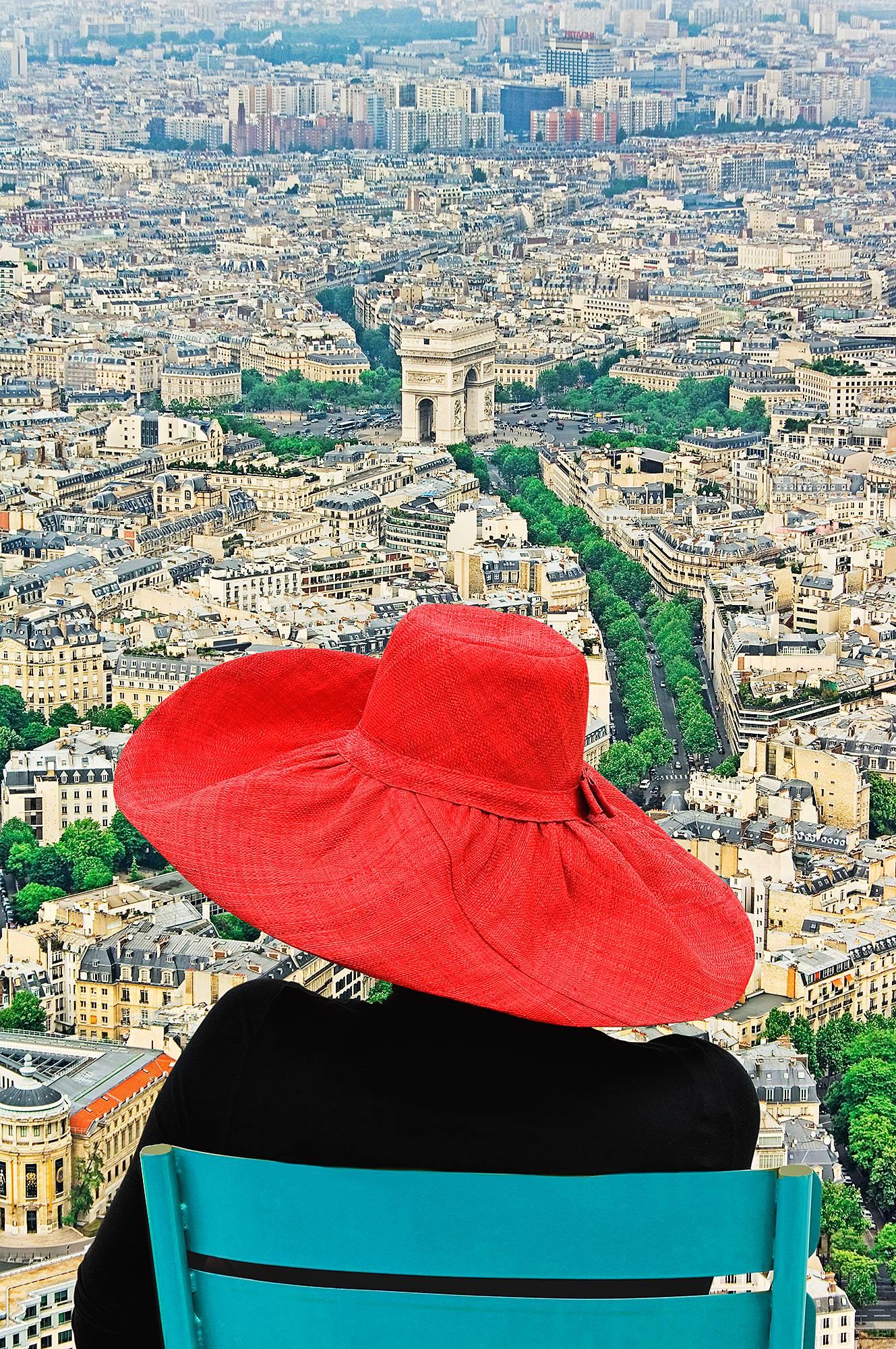 Portrait Photograph Mitchell Funk - Chapeau rouge à la mode à Paris