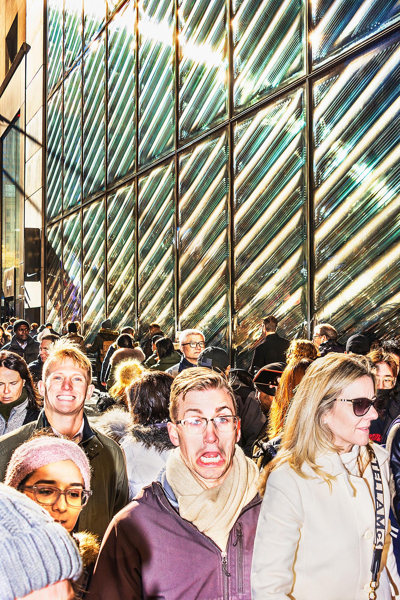 Portrait Photograph Mitchell Funk - Cinquième Avenue  at Rush Hour avec une lumière extrêmement intense, palette neutre