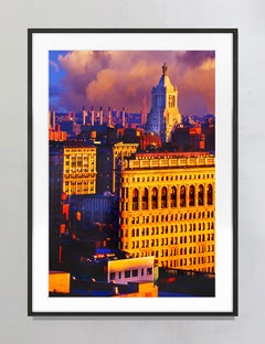 Flatiron-Gebäude in goldenem Licht mit Williamsburg-Turm,  Klassische Architektur