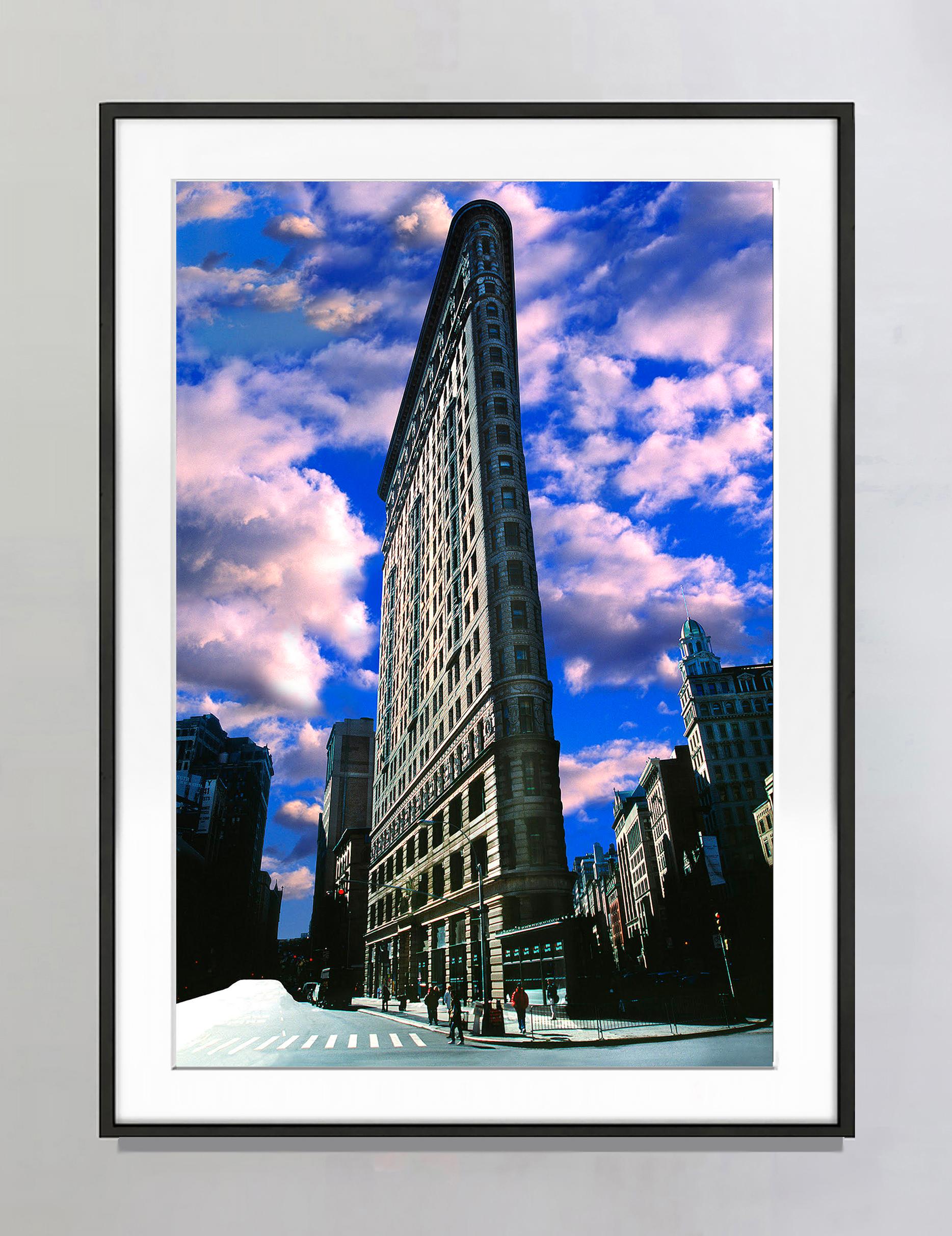 Le premier gratte-ciel new-yorkais de Flatiron Building  Représentation héroïque, architecture - Photograph de Mitchell Funk