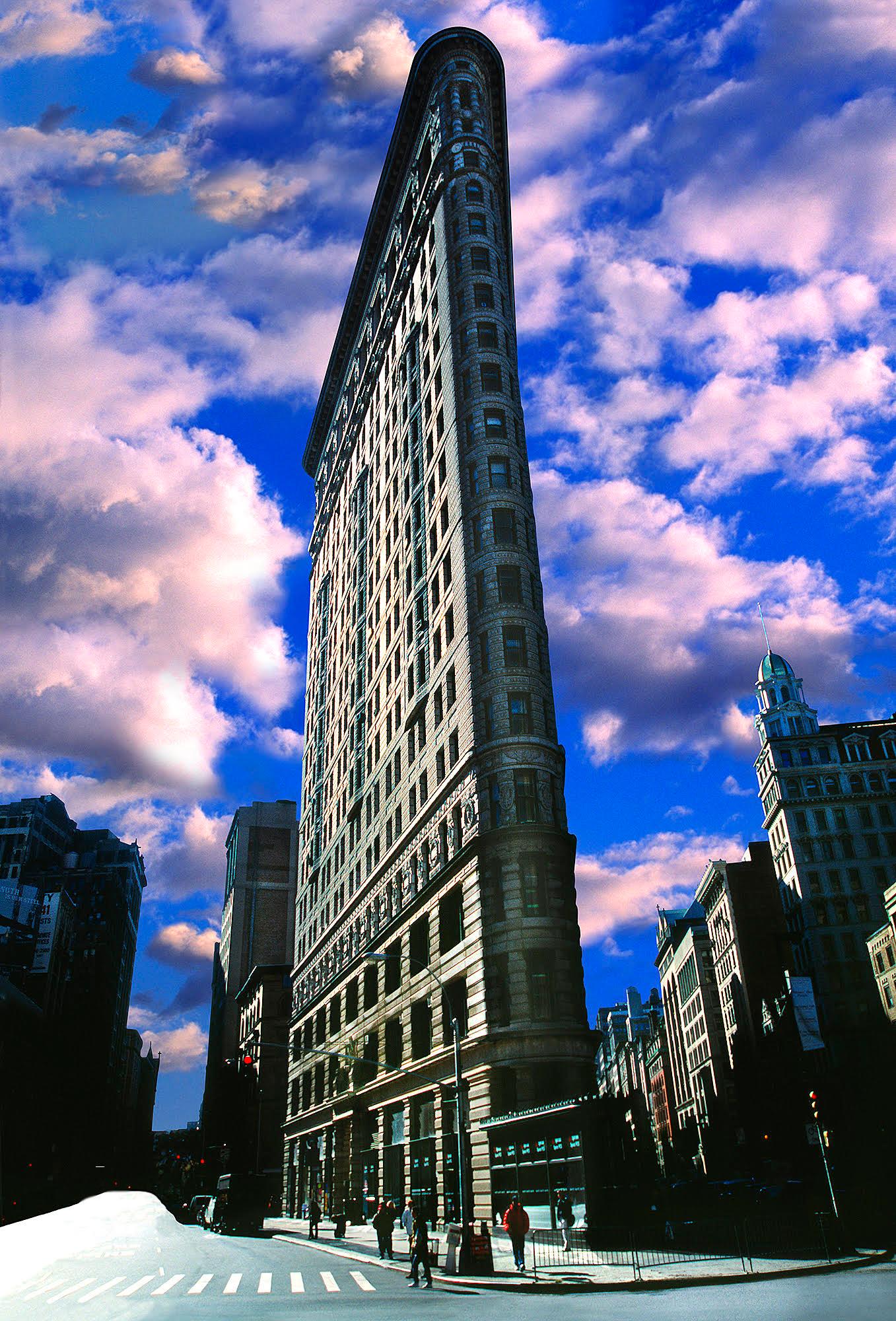 Landscape Photograph Mitchell Funk - Le premier gratte-ciel new-yorkais de Flatiron Building  Représentation héroïque, architecture