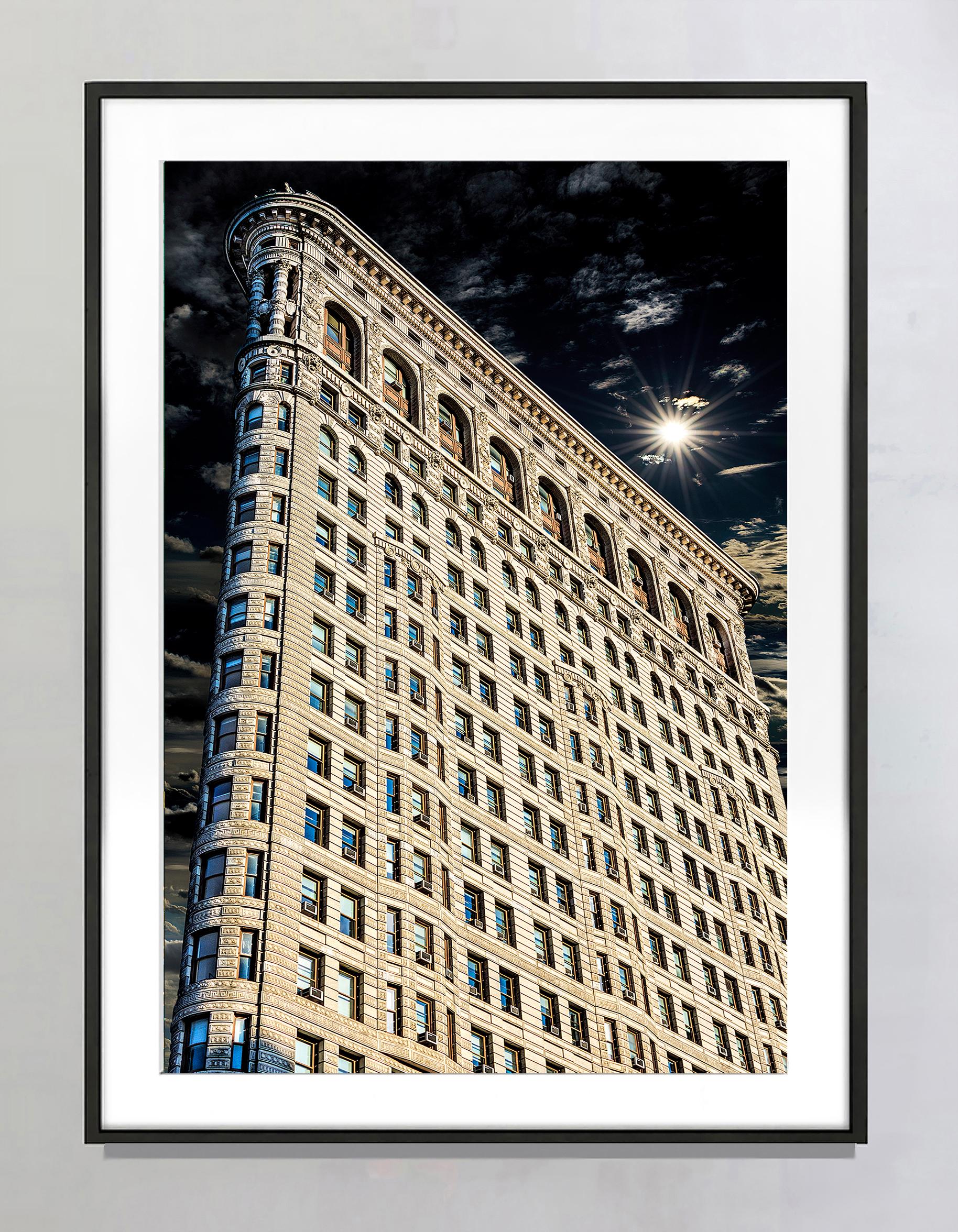 Flachgeländer Gebäude mit dramatischem Licht –  Abstrakte Fotografie – Photograph von Mitchell Funk