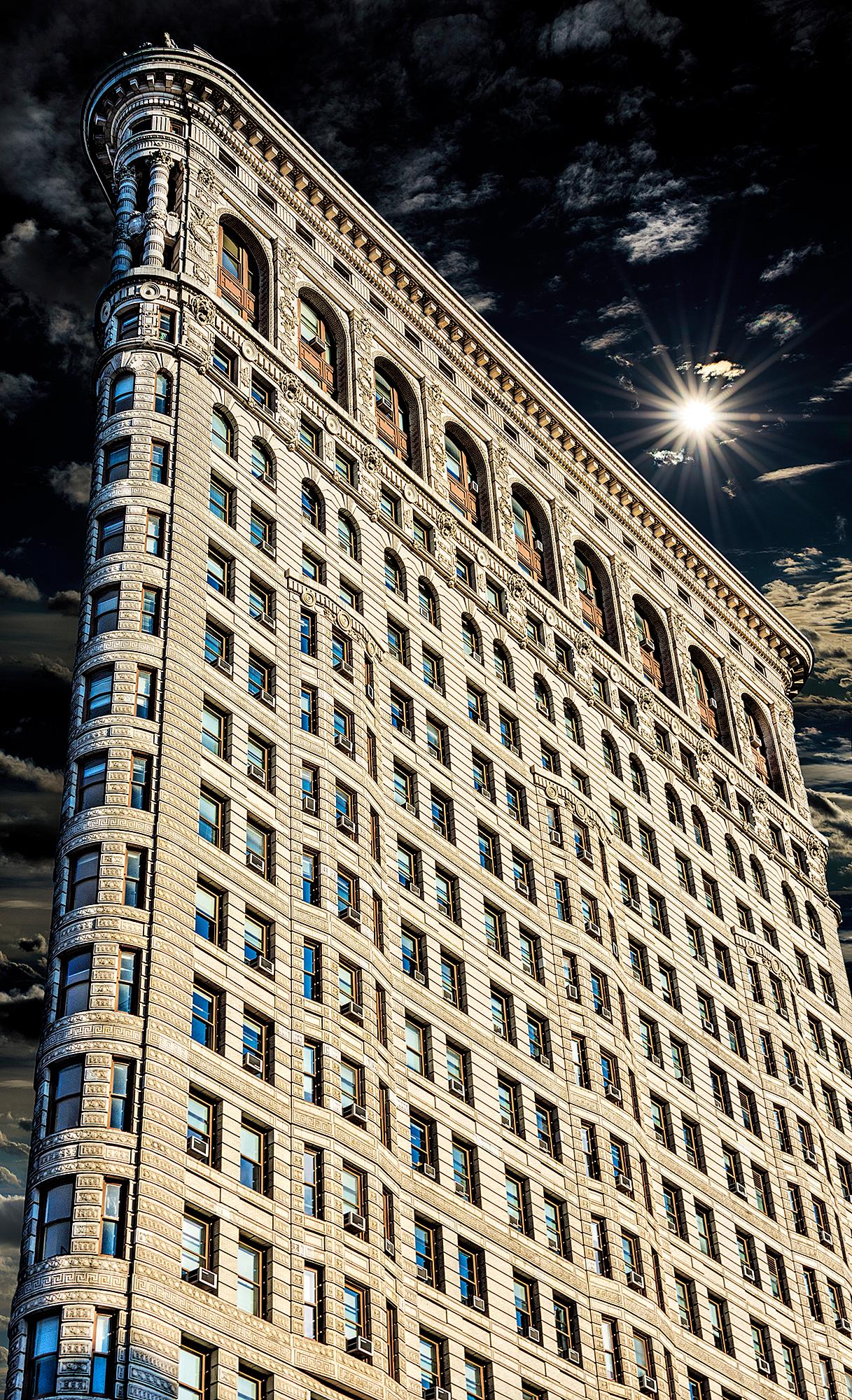 Mitchell Funk Abstract Photograph – Flachgeländer Gebäude mit dramatischem Licht –  Abstrakte Fotografie