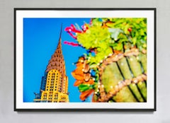 Blumenarrangement und Chrysler Building, Farbfotografie, signiert, 15.04.