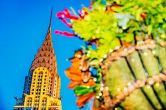 Blumenarrangement und Chrysler Building, Farbfotografie, signiert, 15.04.