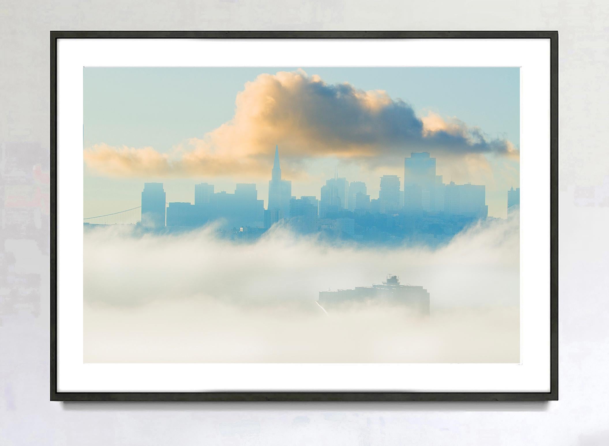 Foggy San Francisco Skyline mit Schiff - Impressionistisches Misty Blue – Photograph von Mitchell Funk
