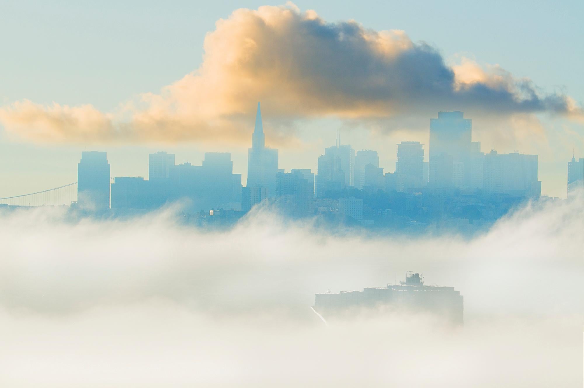Foggy San Francisco Skyline mit Schiff - Impressionistisches Misty Blue