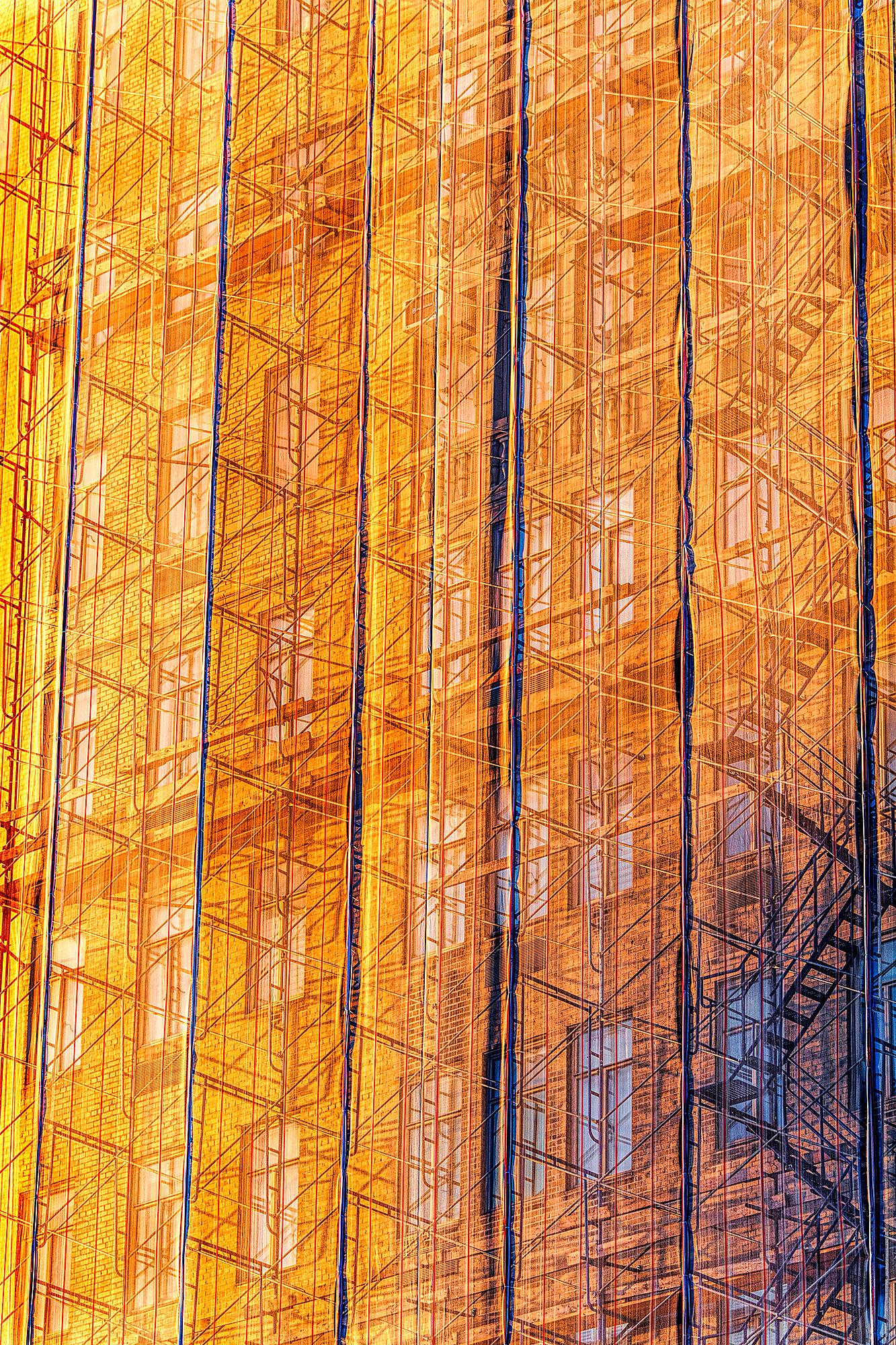 Mitchell Funk Color Photograph – Follow The Light –  Goldene Architektur der abstrakten Fotografie