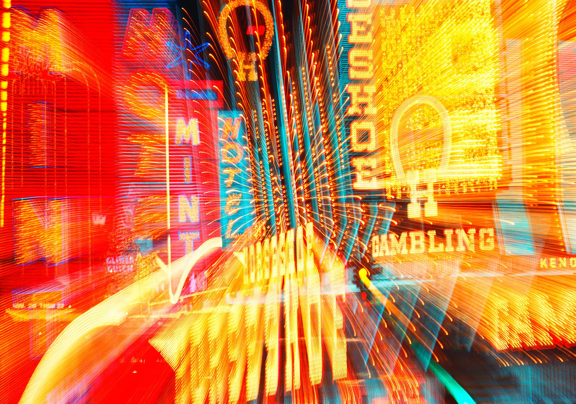 Mitchell Funk Abstract Photograph – Freemont Straße  Neonfarbene Leuchten leuchten in Vintage Las Vegas  - urbane Fotografie
