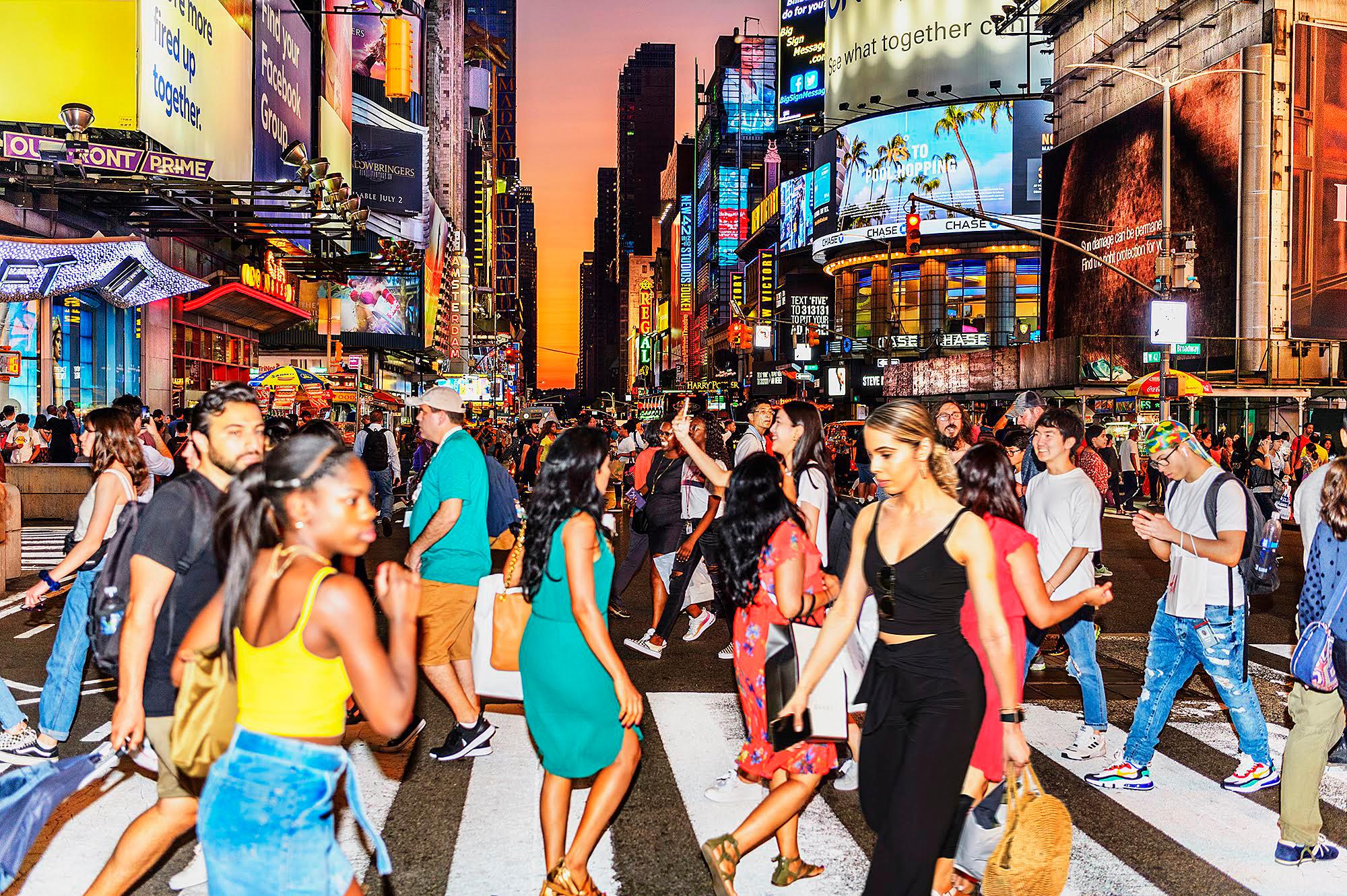 Figurative Photograph Mitchell Funk - Frenzied Pedestrians at Crosswalk Times Square - Photographie de rue littéralement 