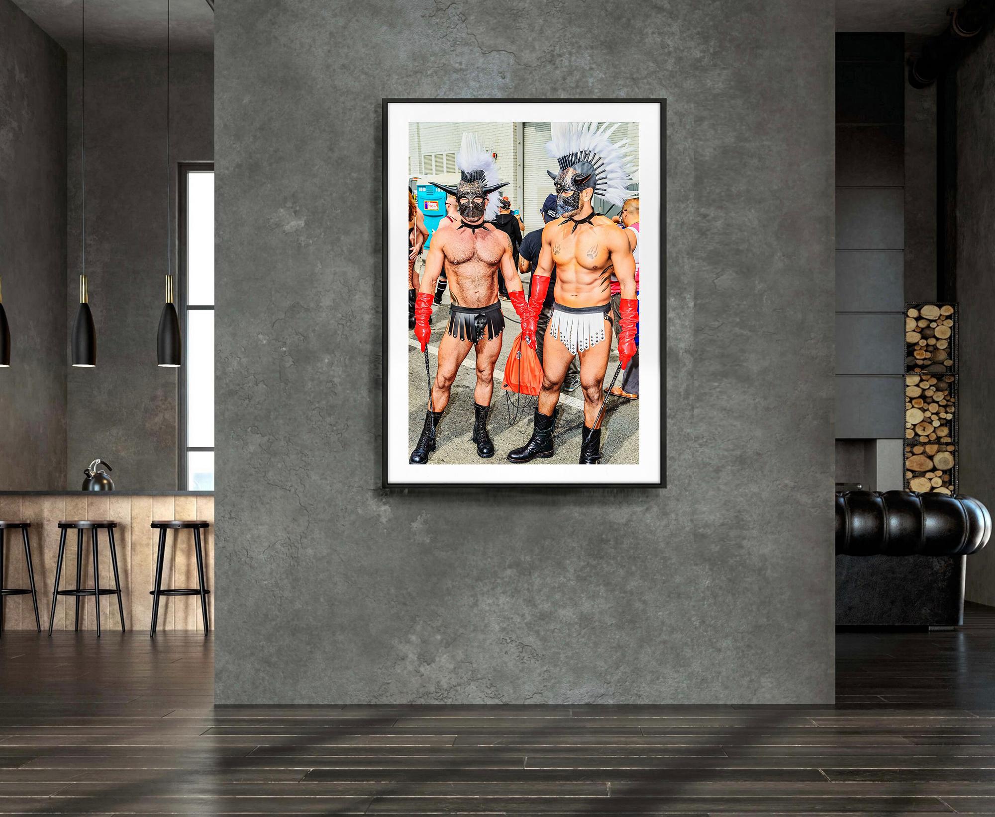 Gladiateurs - Gay San Francisco, Folsom Street Fair. Cuir bondage pour LGBTQ - Réalisme américain Photograph par Mitchell Funk