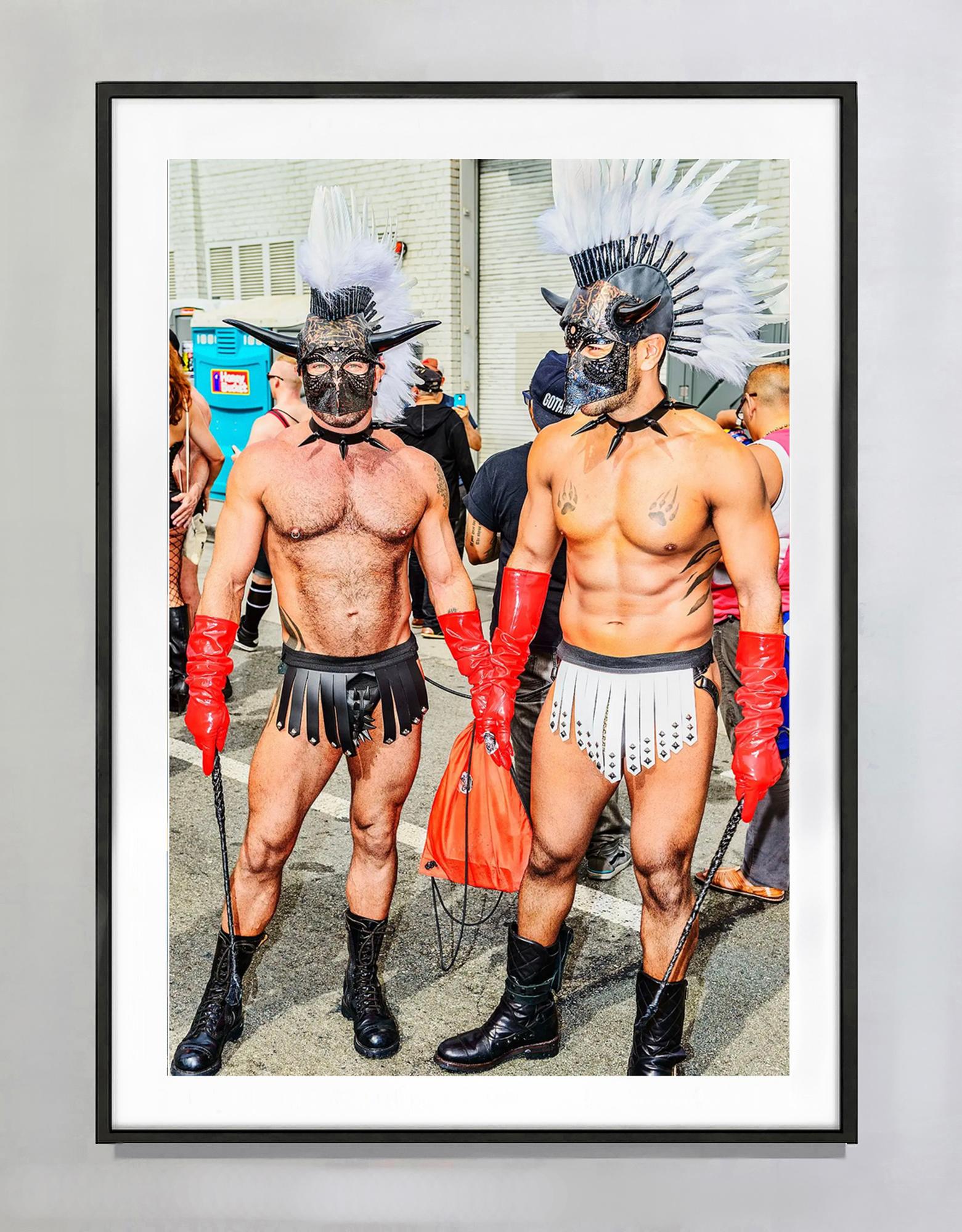 Gladiateurs - Gay San Francisco, Folsom Street Fair. Cuir bondage pour LGBTQ - Beige Nude Photograph par Mitchell Funk