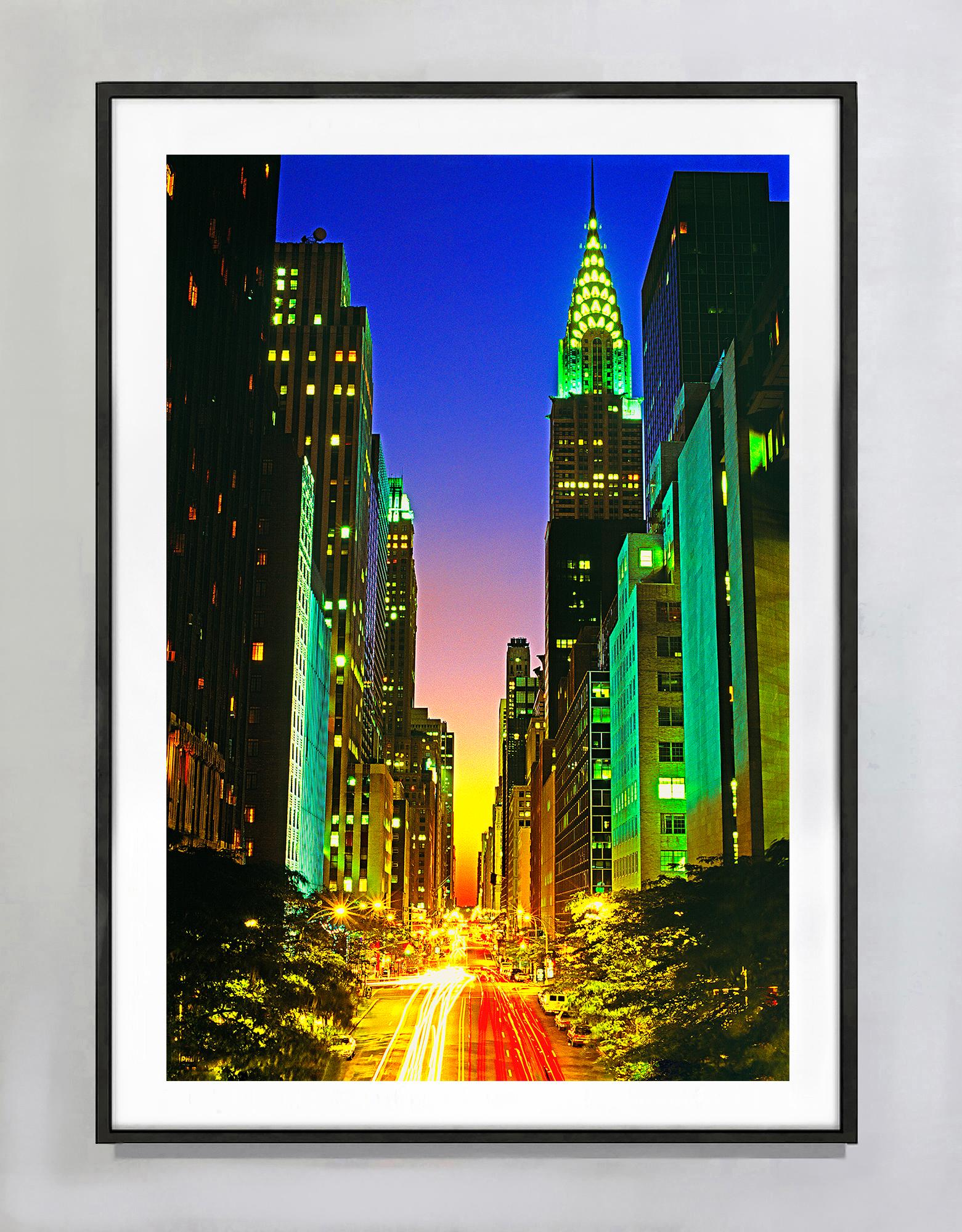 La 42esima strada brilla, ma non per le luci dei tendoni di Broadway. È stata scattata dal fotografo di strada Mitchell Funk, che ha immortalato il sole al tramonto di Manhattanhenge che, insieme al traffico stradale, illumina la Famed Street.  Oggi