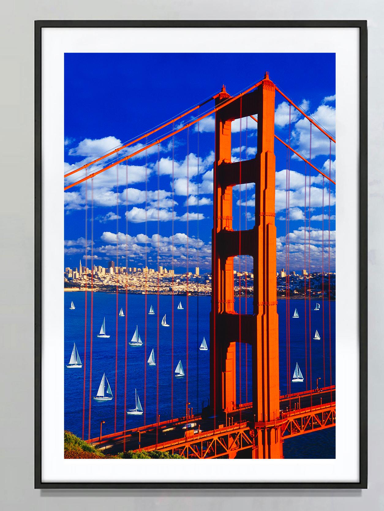 Goldene Torbrücke mit Segelbooten und Wolken, blauer Himmel, Kunstfotografie – Photograph von Mitchell Funk
