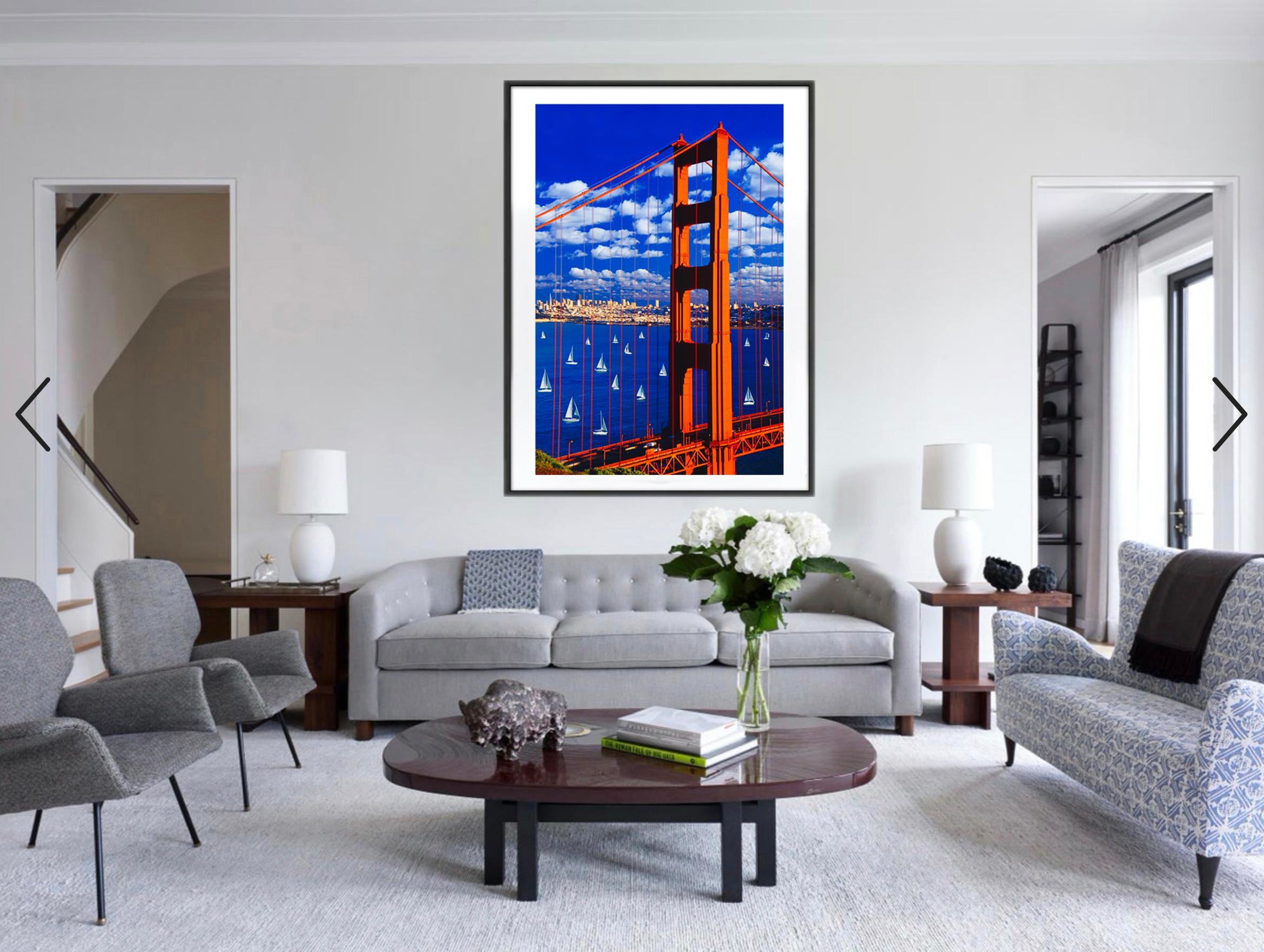 Goldene Torbrücke mit Segelbooten und Wolken, blauer Himmel, Kunstfotografie (Surrealismus), Photograph, von Mitchell Funk