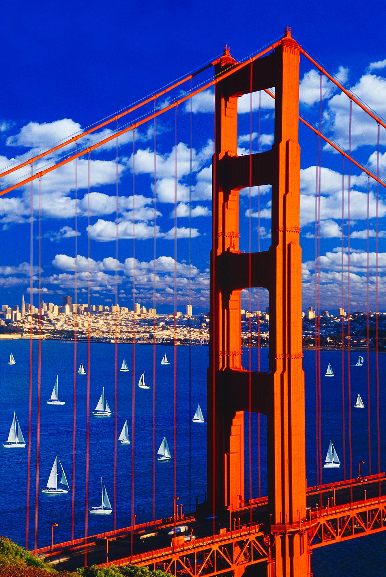 Goldene Torbrücke mit Segelbooten und Wolken, blauer Himmel, Kunstfotografie