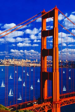 Golden Gate Bridge con barche a vela e nuvole, cielo blu, fotografia d'autore