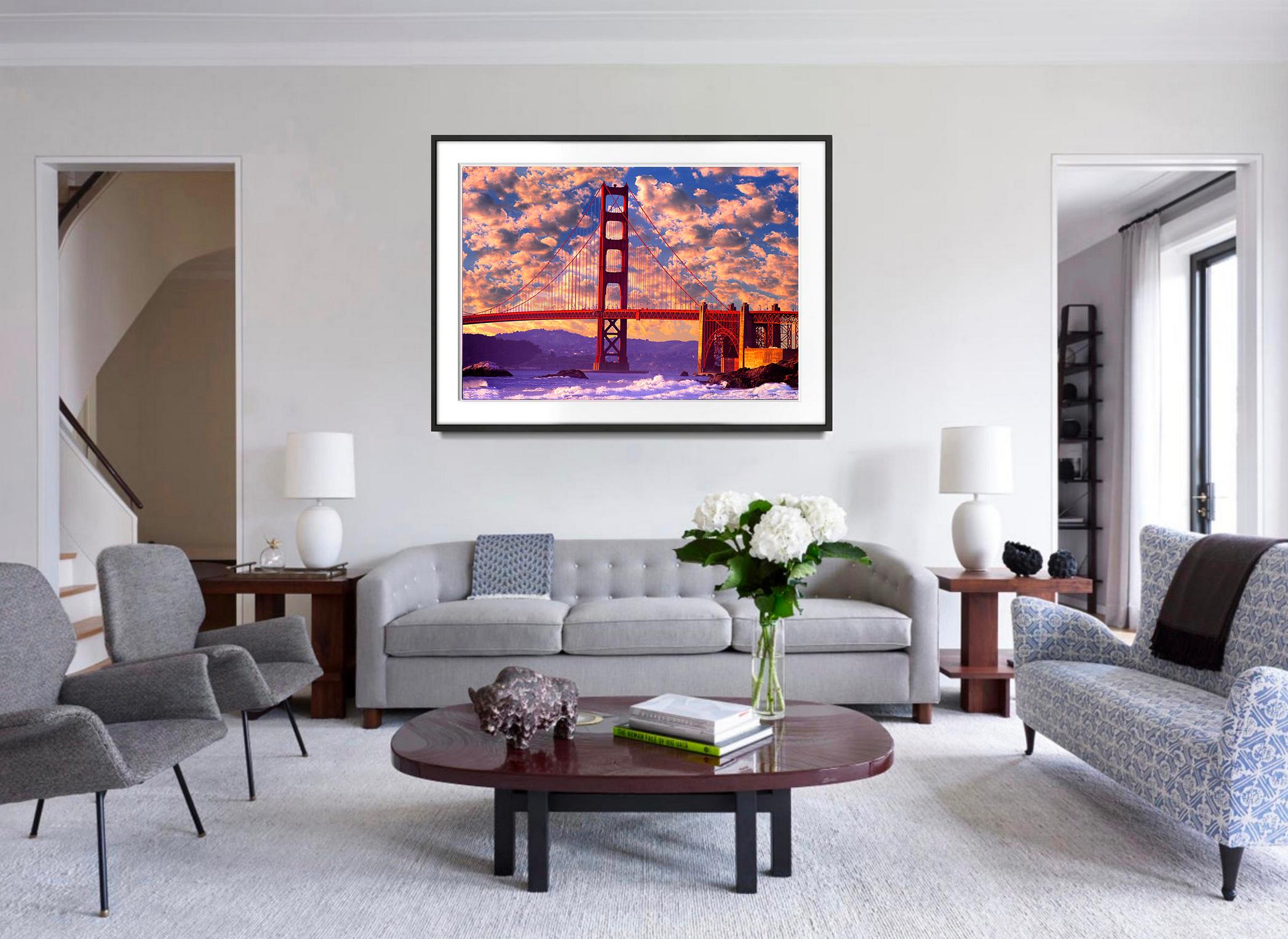 Golden Gate Bridge mit warmen Puffywolken. San Francisco, San Francisco – Photograph von Mitchell Funk