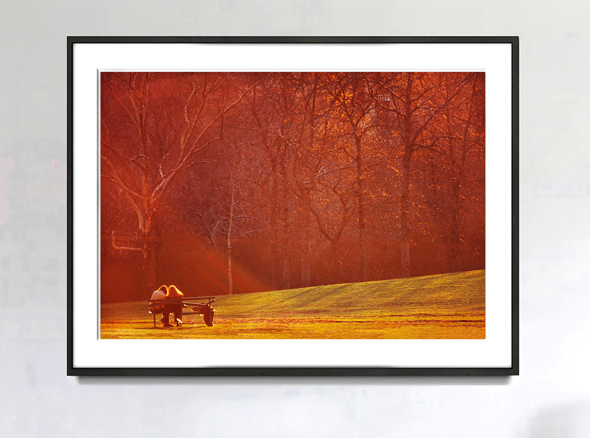 Goldenes Licht, das ein romantisches Paar im Central Park beleuchtet – Bernstein und Orange  (Post-Impressionismus), Photograph, von Mitchell Funk